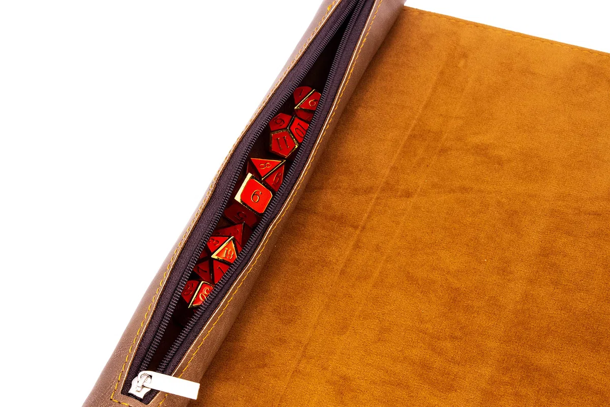 Lore - Tappetino per Scrivere su Dadi per Penna e Carta, per Giochi di Dadi Come DND, Cthulhu, DSA, Arrotolabile, Scomparto per Penna e Chiusura a Bottone (Pelle Sintetica, Marrone, Come Base a cubo)