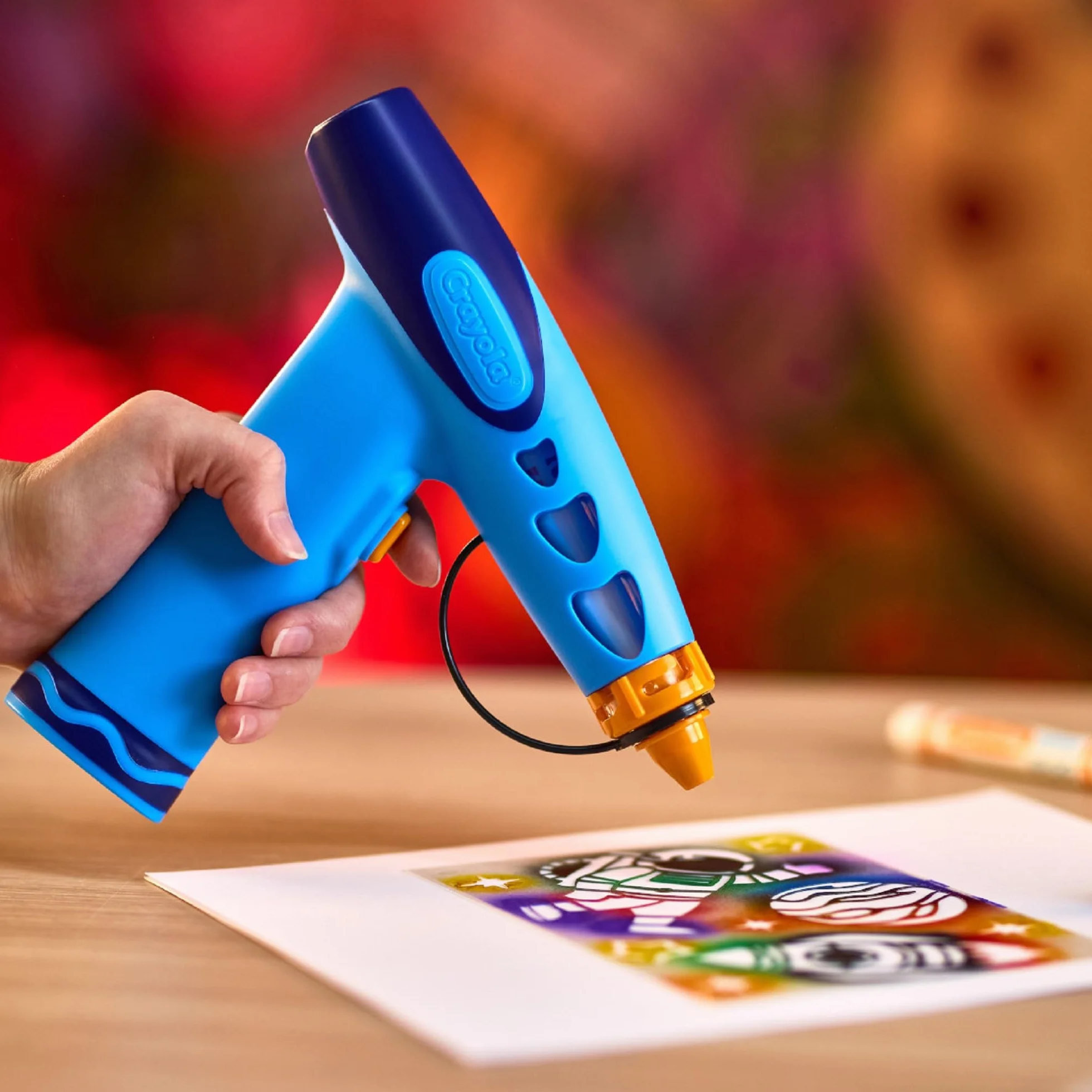 CRAYOLA Marker Airbrush - Aerografo Creativo per Bambini con 8 Pennarelli Lavabili e 5 Stencil, Giocattolo Educativo per Attività Artistiche, da 6 anni, 74-7696
