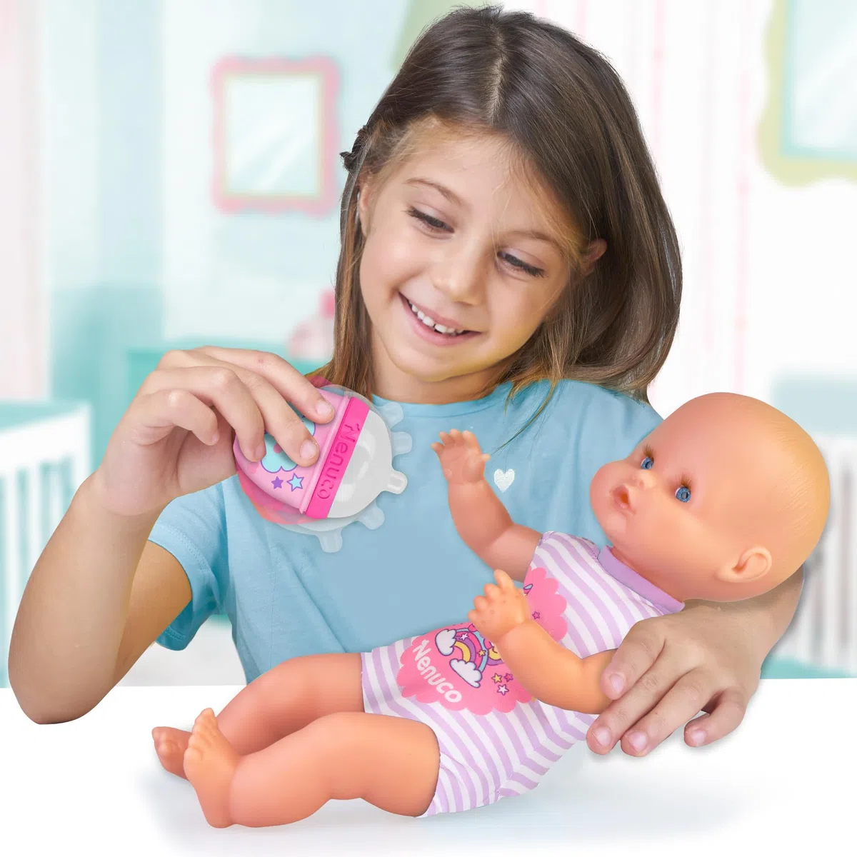 Nenuco -con biberon, bambola morbida con biberon sonaglio e con un pigiama a righe con stampa di unicorni, per bambine/I dai 12 mesi, (Famosa NFN87000)