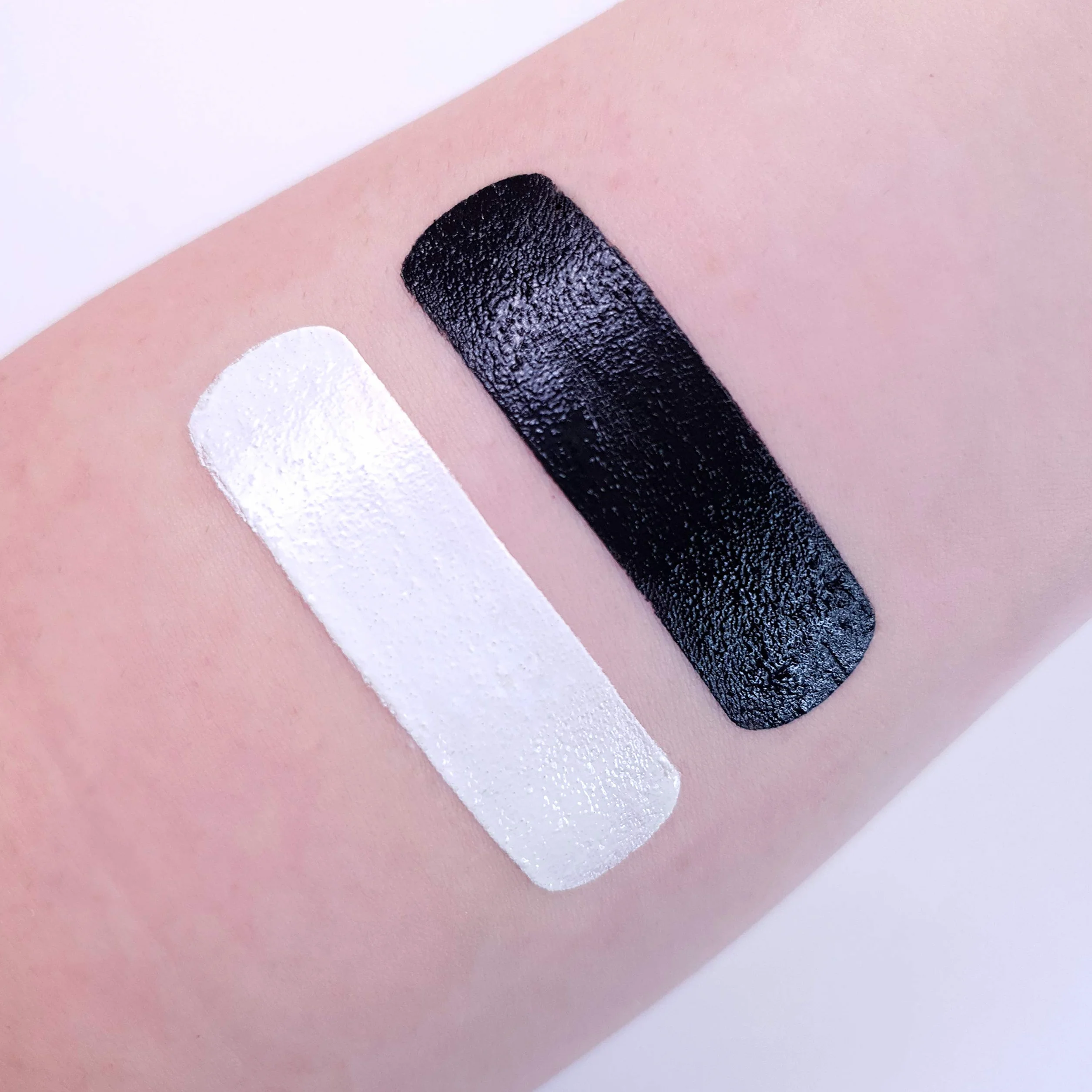 Moon Creations Pastelli per il corpo in stick per pittura per il viso | Pittura per il viso resistente al sudore e all'acqua | Cruelty Free | Per bambini, adulti, festival, Halloween, Nero, 3.2 gm
