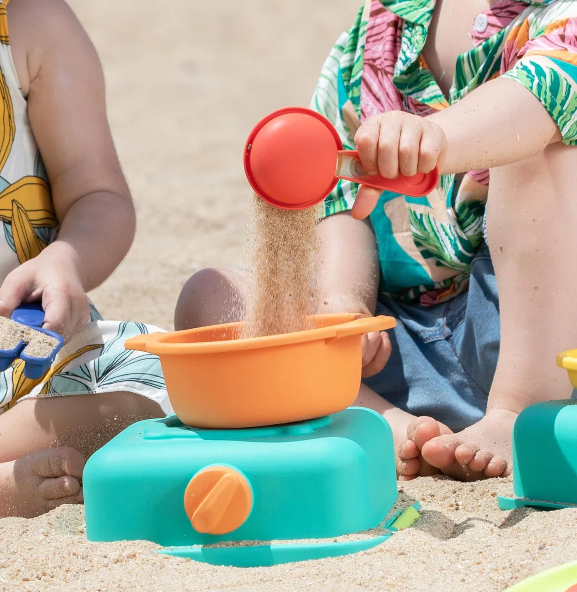 Hape Set da Cucina per Bambini da Spiaggia, 11 Accessori per Giocare al Mare