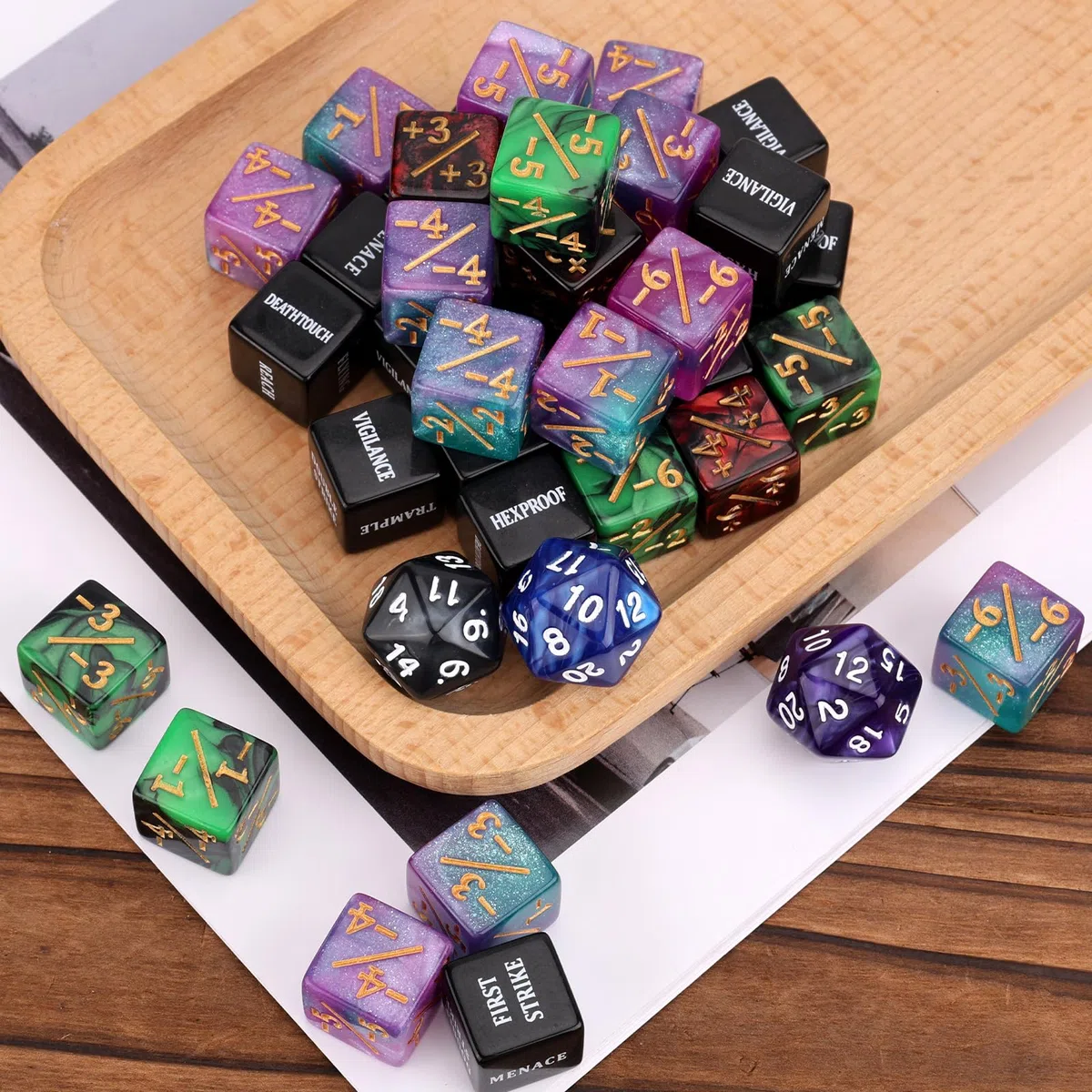 BOXOB 51pz Dadi Contatori Abilità, Potenziare Statistiche Creature MTG Segnalini Dadi Fedeltà D20 Contatori Vita Magici Regali per TCG Accessori Giochi Carte con Sacchetto Velluto (4 Colori)