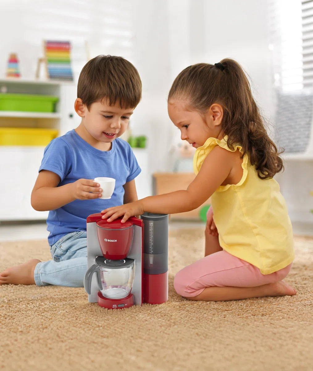 Theo Klein 9577 Macchina per Il caffè Bosch I Replica a Misura di Bambino con Filtro per caffè, Serbatoio dell'Acqua e erogazione premendo Un Pulsante I Giocattoli per Bambini dai 3 Anni in su