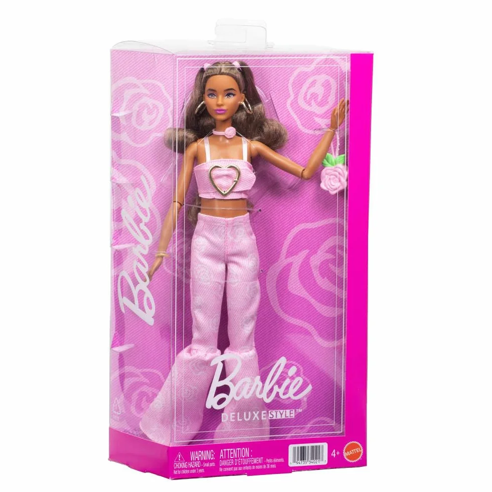 Barbie - Deluxe Style n. 12, bambola dai capelli castani mossi e top in denim rosa, jeans svasati con stampa rosa e accessori come borsa con rose e gioielli, 4+ anni, JJN72
