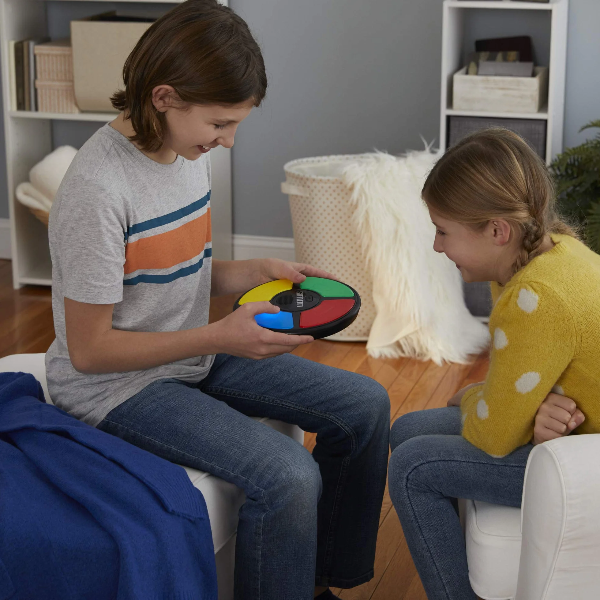 Hasbro Gaming Simon Classic, Gioco da Tavolo Elettronico di Memoria Interattivo, per Bambini e Bambine di 8+ Anni, Giocattolo Portatile con Luci e Suoni per 2 Giocatori