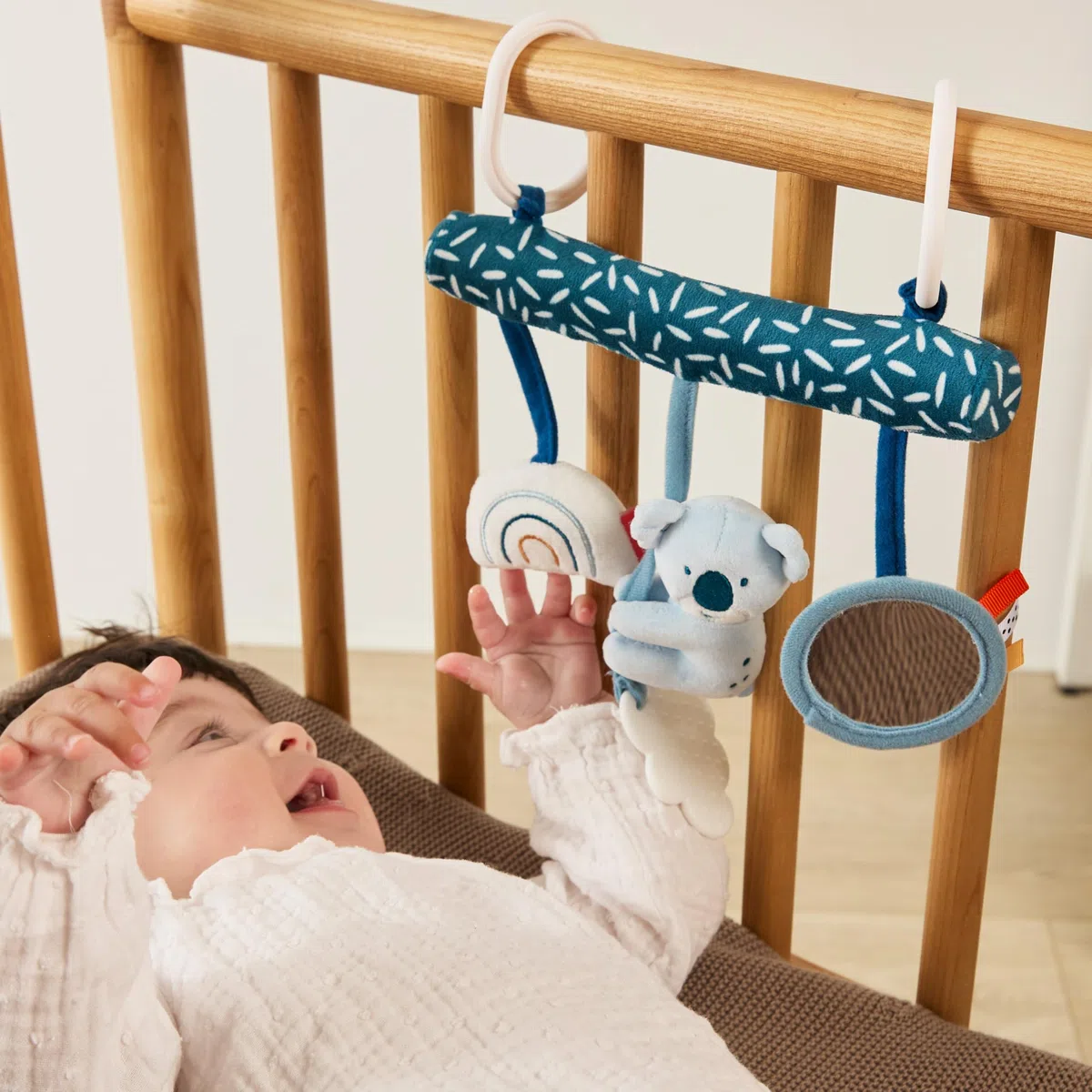 Miniland - Giocattolo da appendere per culla o passeggino Baby Koala - Centro sensoriale con dentaruolo, specchio e suono - Stimolazione precoce (Baby Koala)