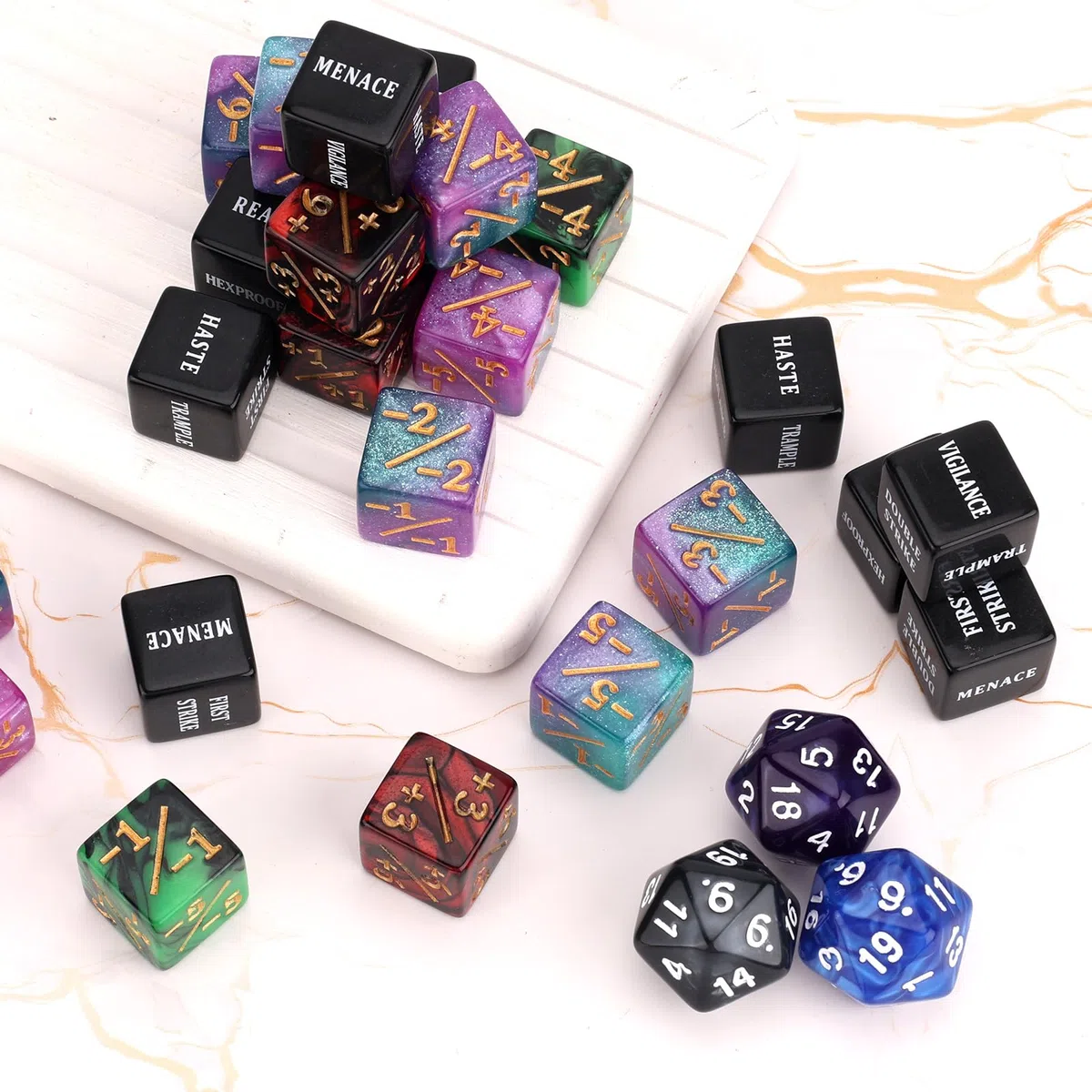 BOXOB 51pz Dadi Contatori Abilità, Potenziare Statistiche Creature MTG Segnalini Dadi Fedeltà D20 Contatori Vita Magici Regali per TCG Accessori Giochi Carte con Sacchetto Velluto (4 Colori)