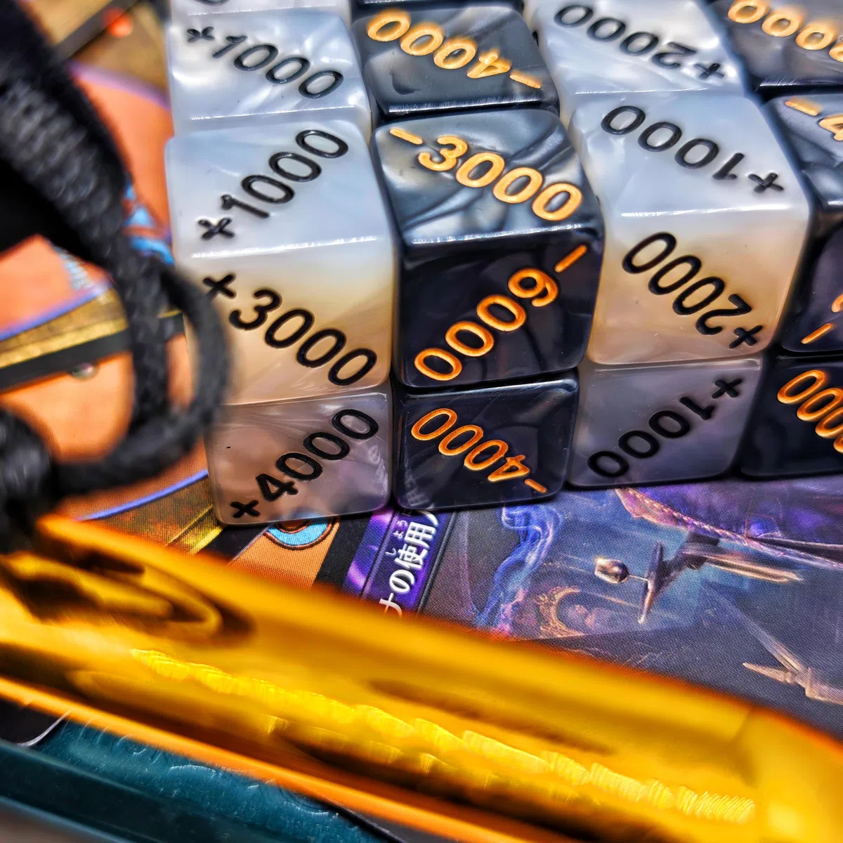 Set di dadi da 32 pezzi, 16 positivi (+1000 a +6000) e 16 negativi (da -1000 a -6000), finitura marmorizzata di alta qualità, compatibili con giochi di carte One Piece TCG, MTG e Allen