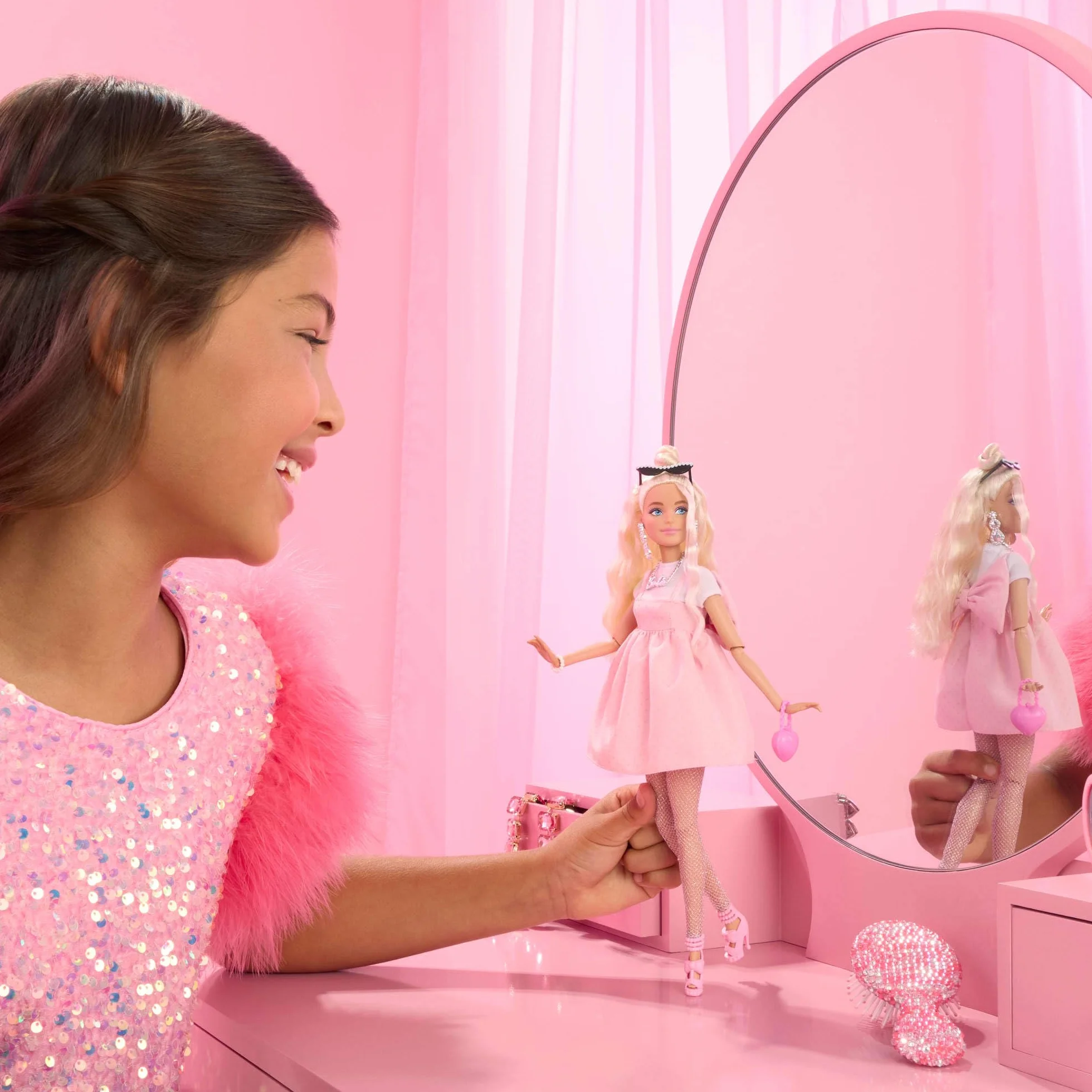 Barbie - Bambola Deluxe Style n.3, con capelli biondi in uno chignon e abito Barbiecore rosa pastello, accessori come fiocco oversize e calze a rete inclusi, giocattolo per bambini, 4+ anni, HYV27