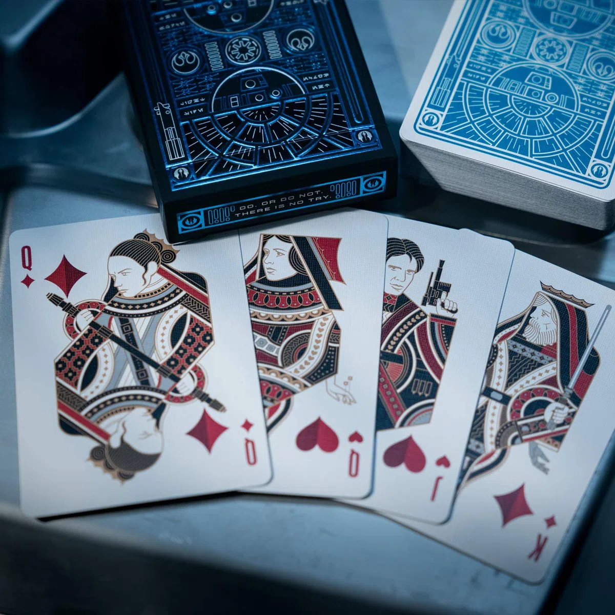 SYNCSPIKE Carte da Gioco di Star Wars e Carte protettive Trasparenti, Mazzo di Carte da Gioco Premium – goffrate e Stampate in Alluminio