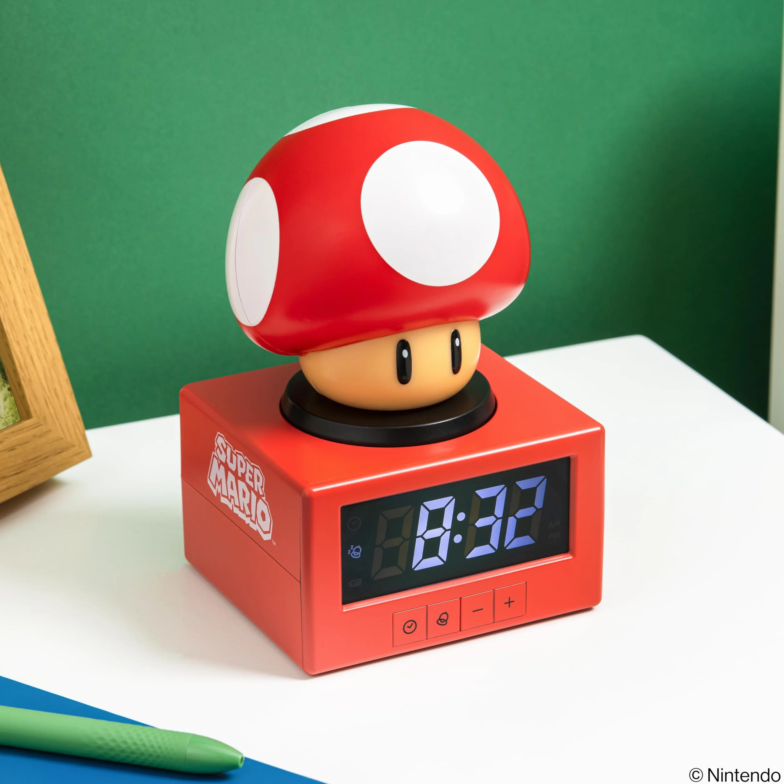 Paladone Sveglia Super Mario Fungo con luce notturna – Sveglia digitale con funzione snooze, altezza 16 cm, prodotto ufficiale Nintendo