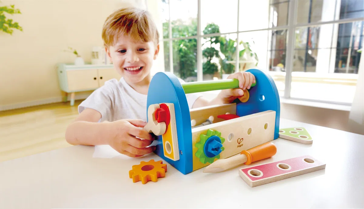 Hape Cassetta degli Attrezzi | In legno, con maniglia e utensili realistici | Giocattolo per bambini dai 3 anni