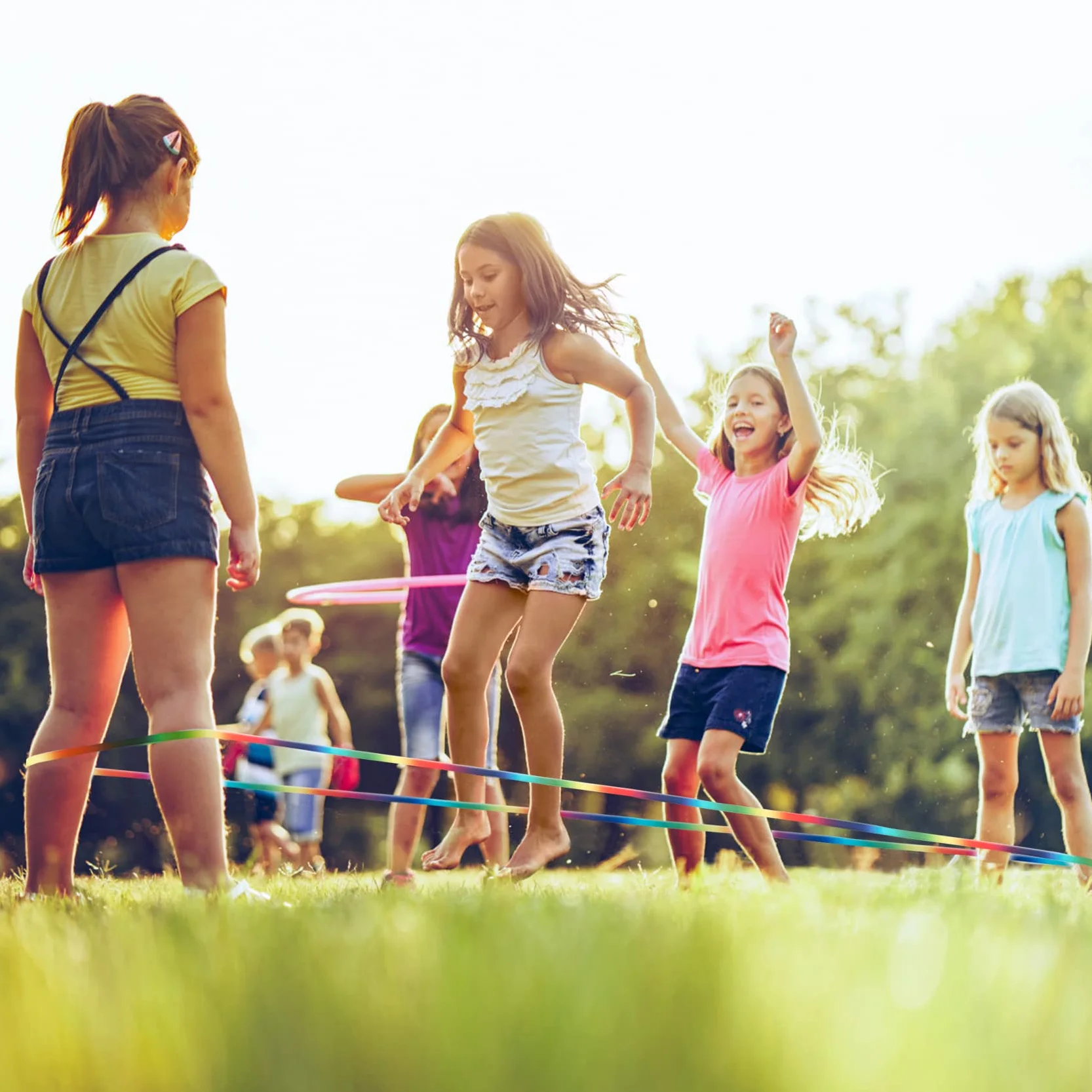 Cikyner Corda per Saltare Cinese, 4 m di Lunghezza 1,5 cm di larghezza Gomma elastica per bambini con Istruzioni per Salto Francese Arcobaleno per Bambini Indoor e Outdoor Giochi, Ideale per Regali