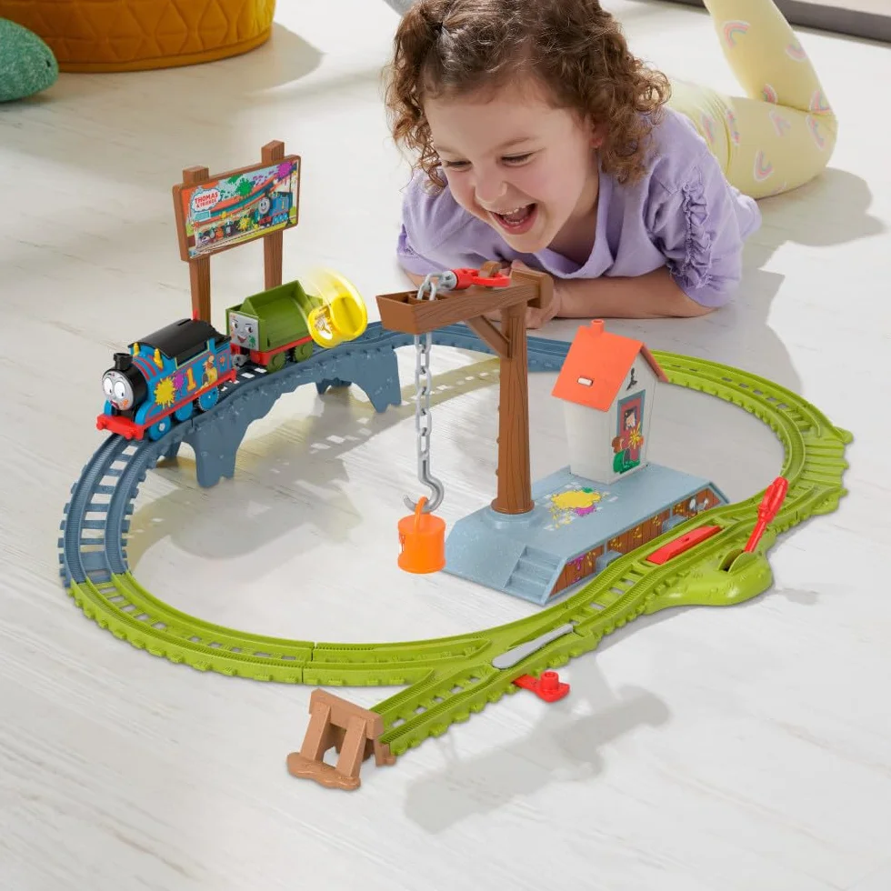 Il Trenino Thomas - Pista Avventure a Colori, playset lungo 1,5 metri con 2 taniche vernice, locomotiva Thomas a pile e Vagone Combina Guai, giocattolo per bambini, 3+ anni, HTN34