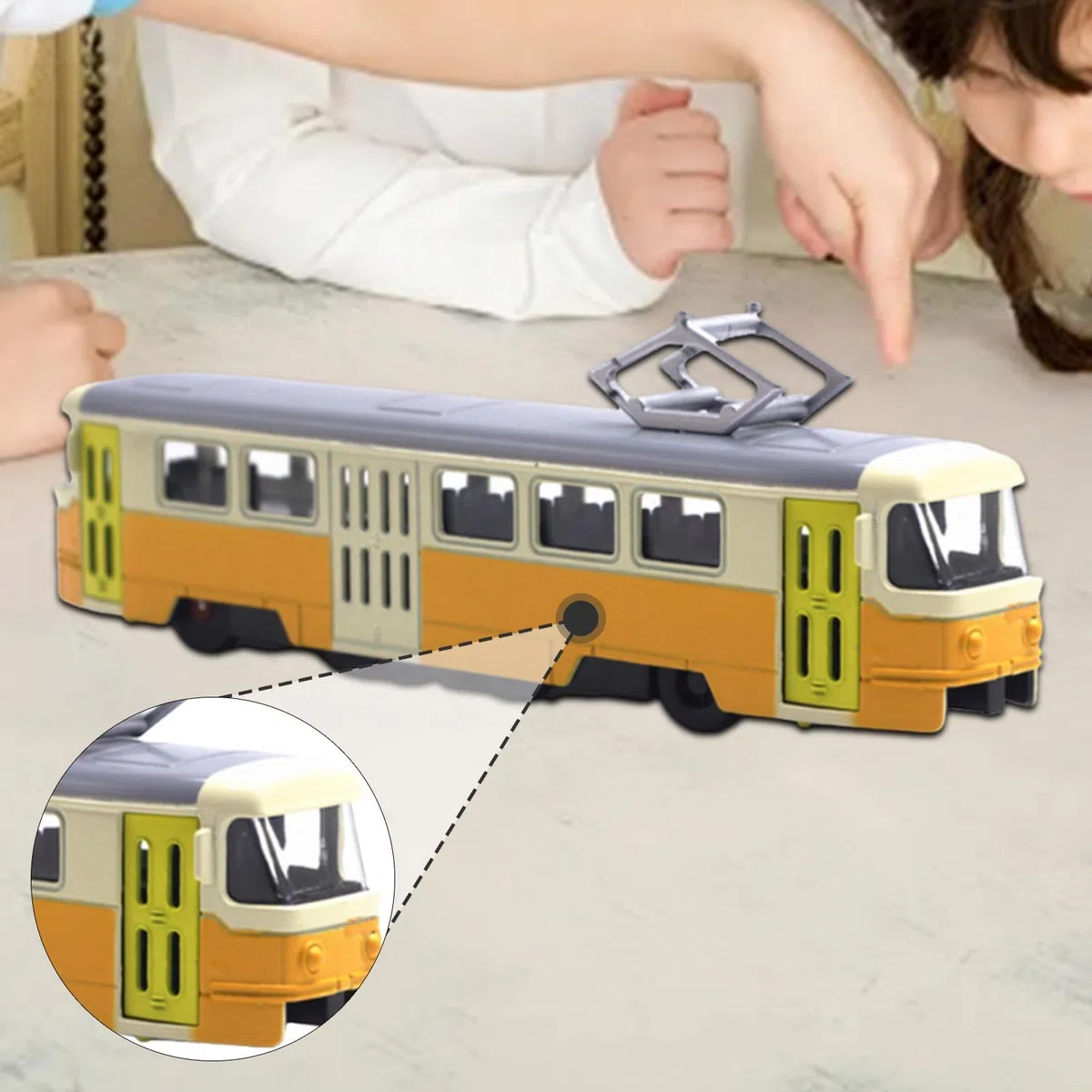 Tram Model Ornament 1/90 Decoro Realistico interattivo con Modello di Auto da Trasporto con appassionato di Auto Leggera e Musicale, Giallo
