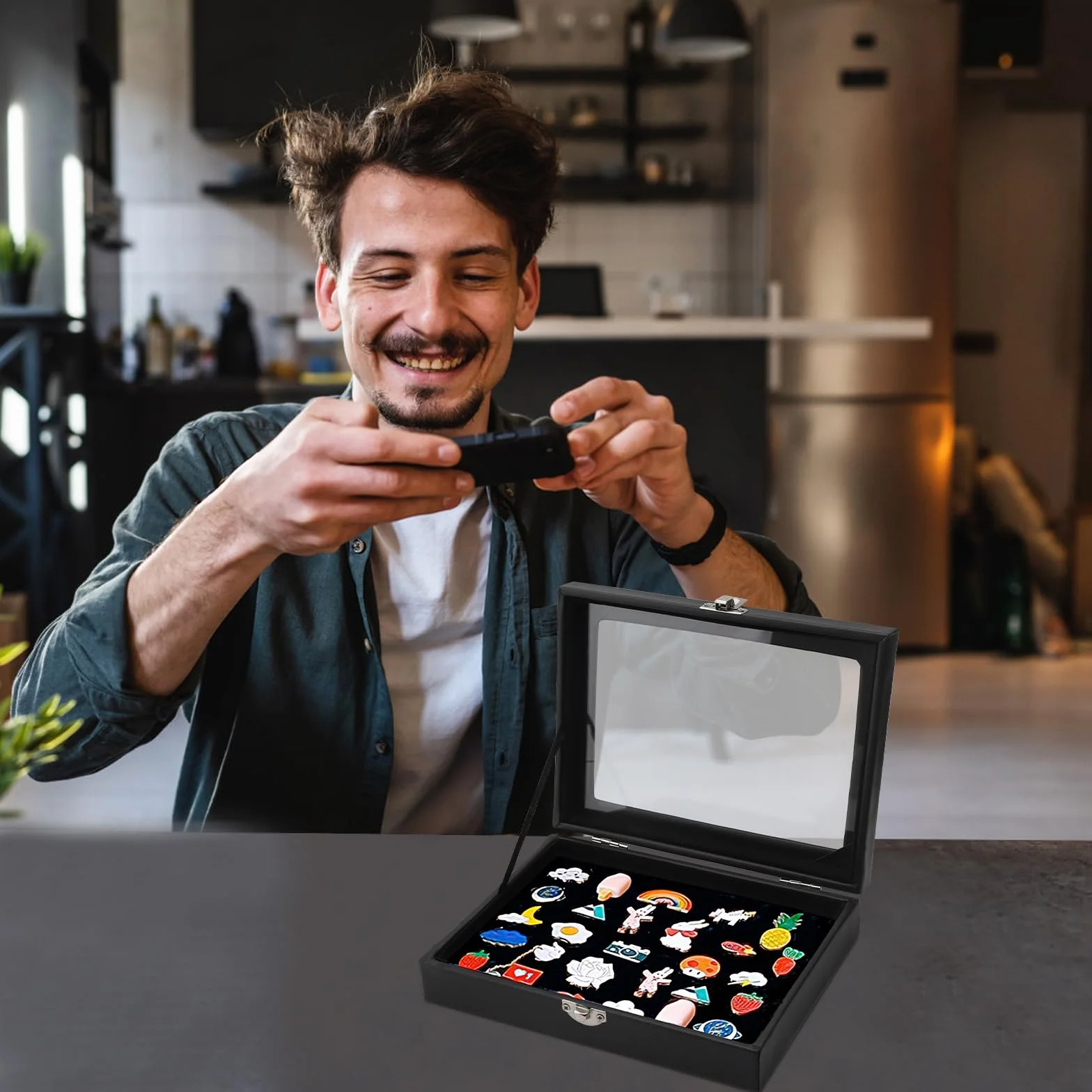 Vetrina in velluto nero,Vetrina della collezione Pin con stoccaggio in ordine trasparente per spille da bavero in velluto con supporto in legno e chiusure in ferro per