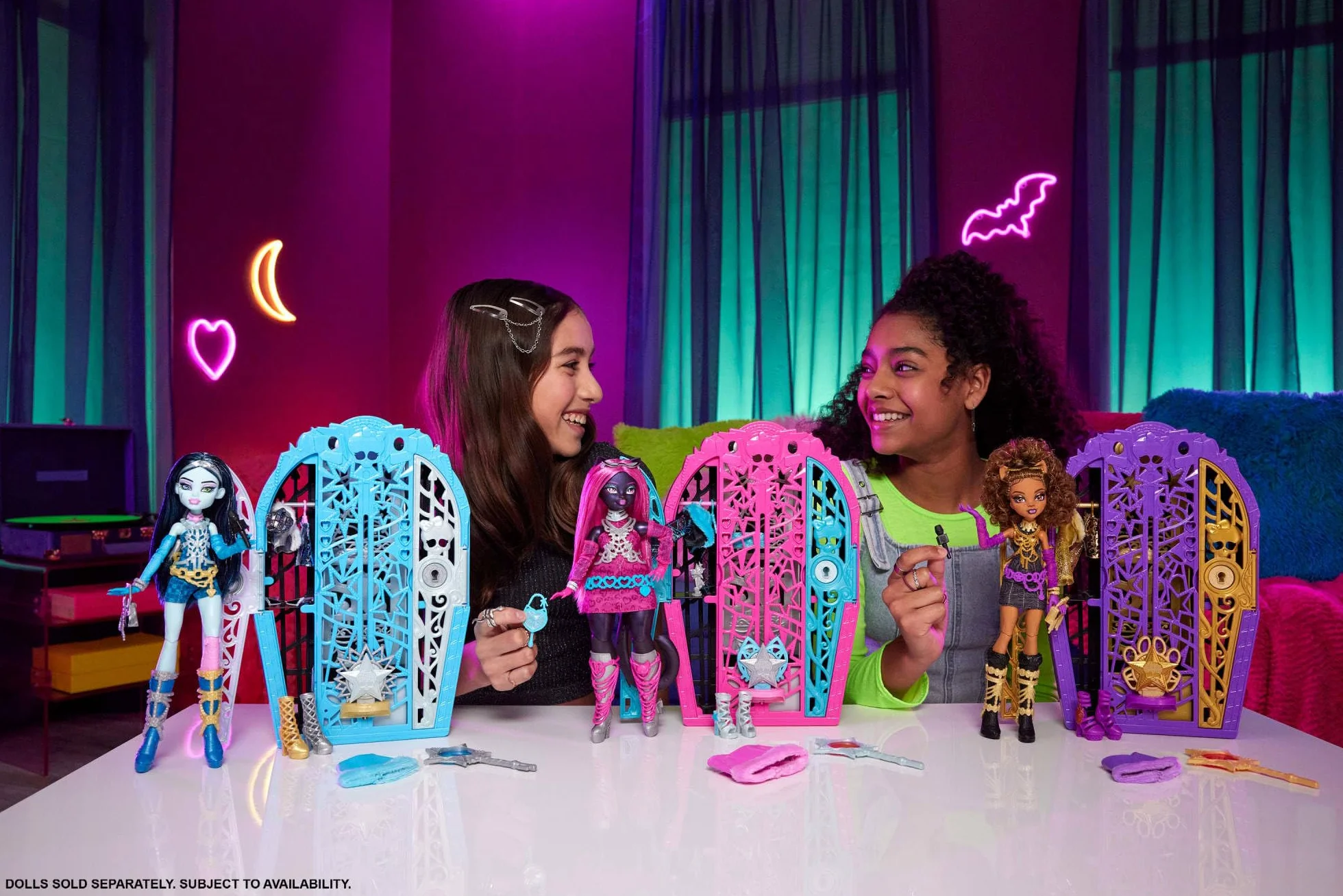 Monster High Segreti da Brivido - Frankie Stein I Misteri di Hauntlywood, bambola con abiti, guardaroba e 19 accessori glamour a sorpresa inclusi, giocattolo per bambini, 4+ anni, JBG81