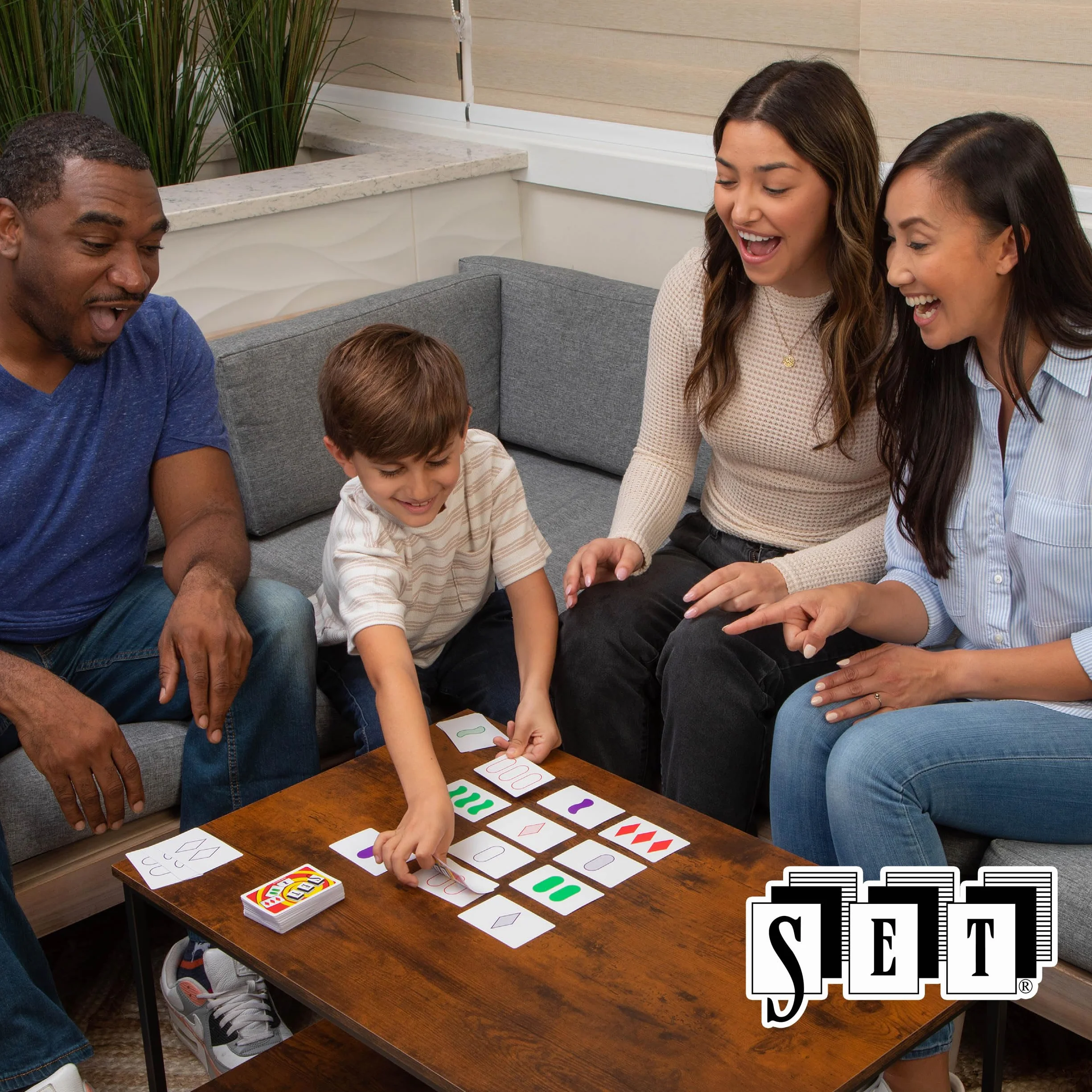Goliath - SET - Gioco di Carte di Percezione Visiva e Riflessione - Gioco da Tavolo per Famiglie e Bambini dai 6 Anni - Formato da Viaggio - Regole Semplici - Idea Regalo per Bambini e Adulti