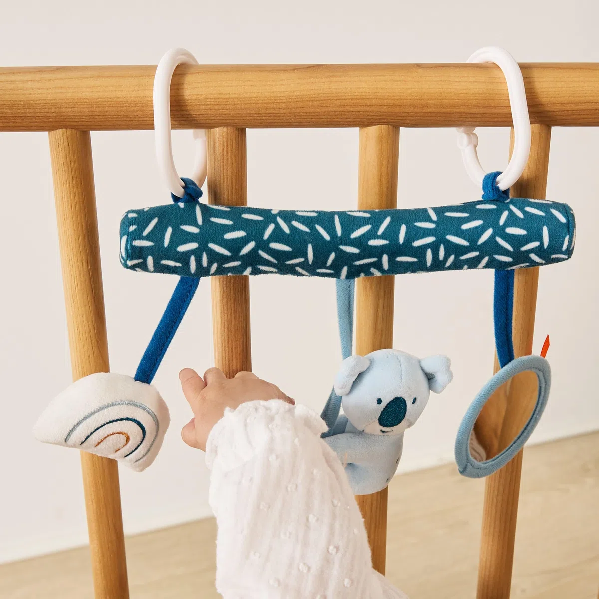 Miniland - Giocattolo da appendere per culla o passeggino Baby Koala - Centro sensoriale con dentaruolo, specchio e suono - Stimolazione precoce (Baby Koala)