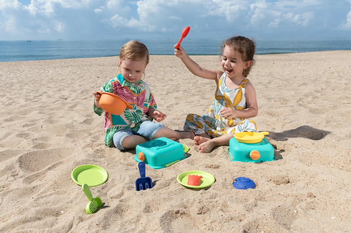 Hape Set da Cucina per Bambini da Spiaggia, 11 Accessori per Giocare al Mare