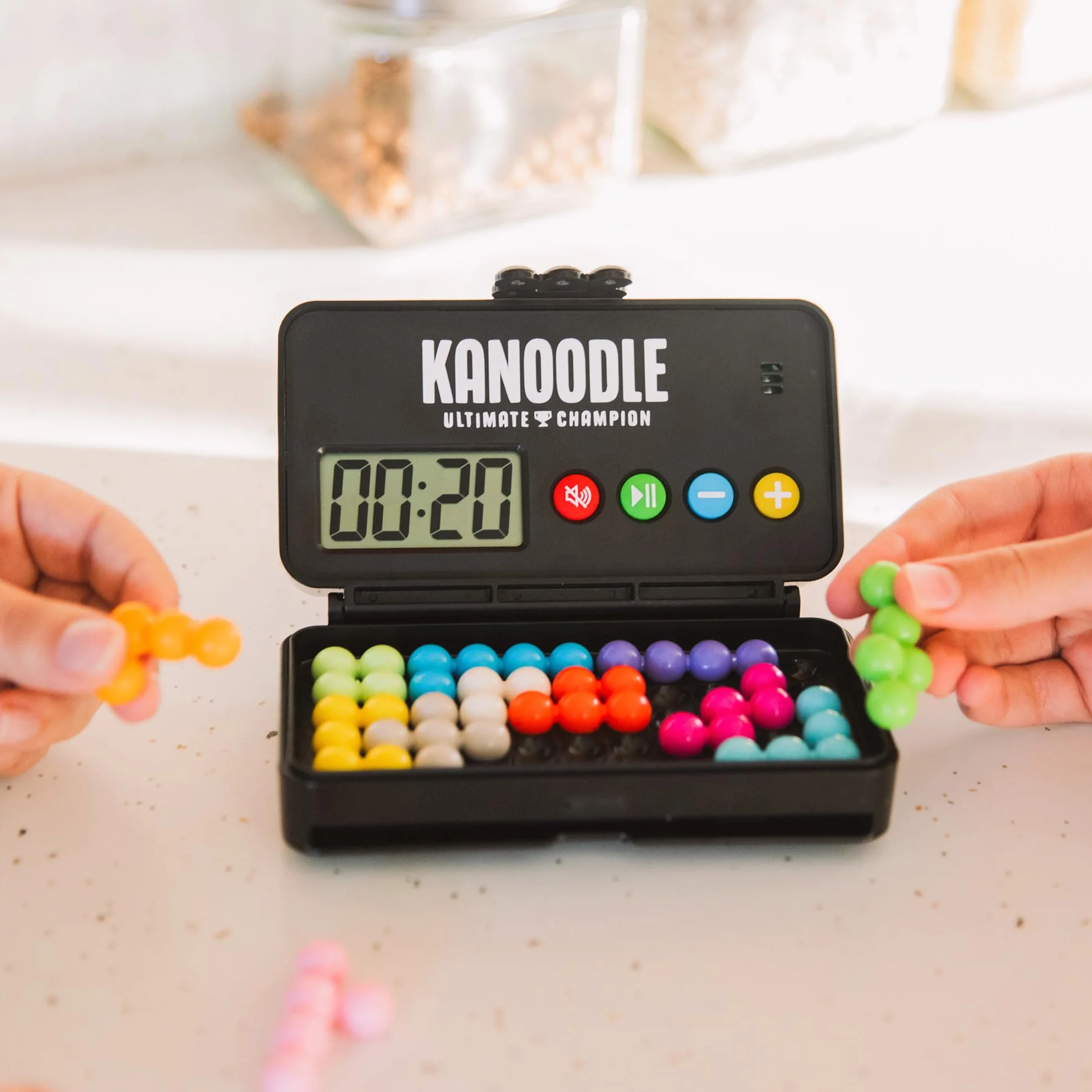 Learning Resources Kanoodle Ultimate Champion – Gioco rompicapo 3D portatile con schermo LED, 500 sfide da facile a “Genio”, logica e IQ per bambini 7+ e adulti