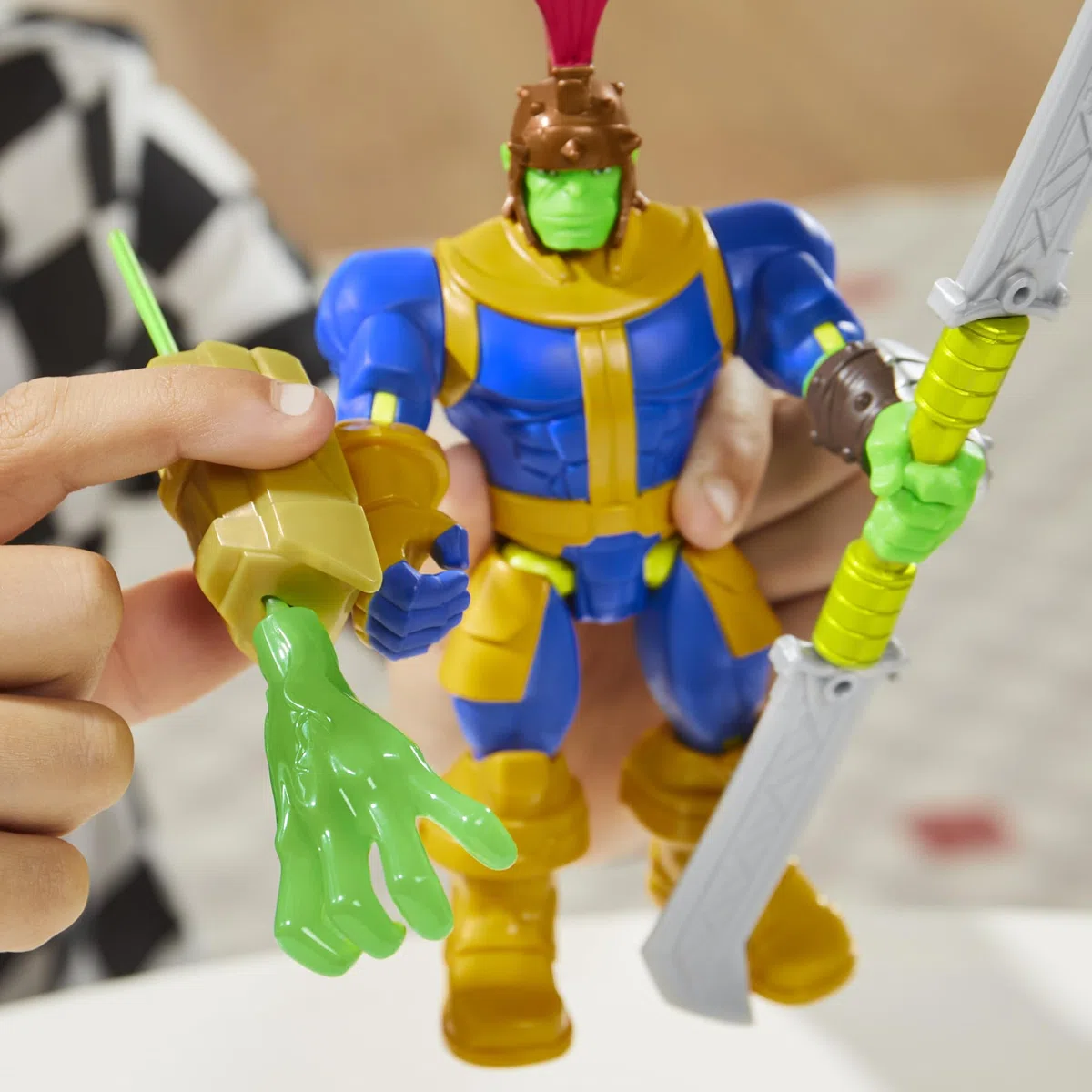 Hasbro Marvel MixMashers, Thanos, action figure deluxe e accessori degli Avengers personalizzabili da combinare e abbinare