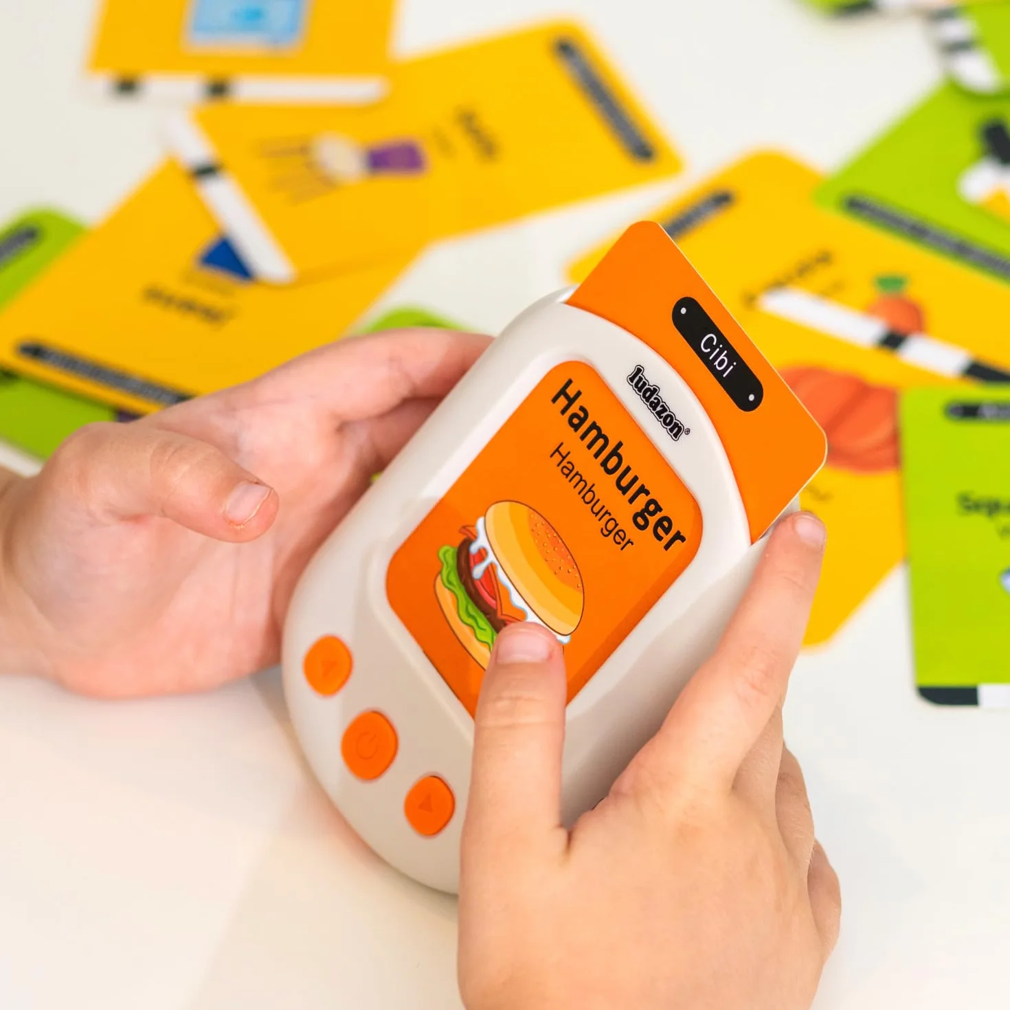 Carte Parlanti Montessori Italiano-Inglese, 224 Vocaboli e 18 Temi Educativi, Il Miglior Giocattolo per Imparare nuove parole in modo Divertente, Idea Regalo 2-6 Anni, Guarda il Video