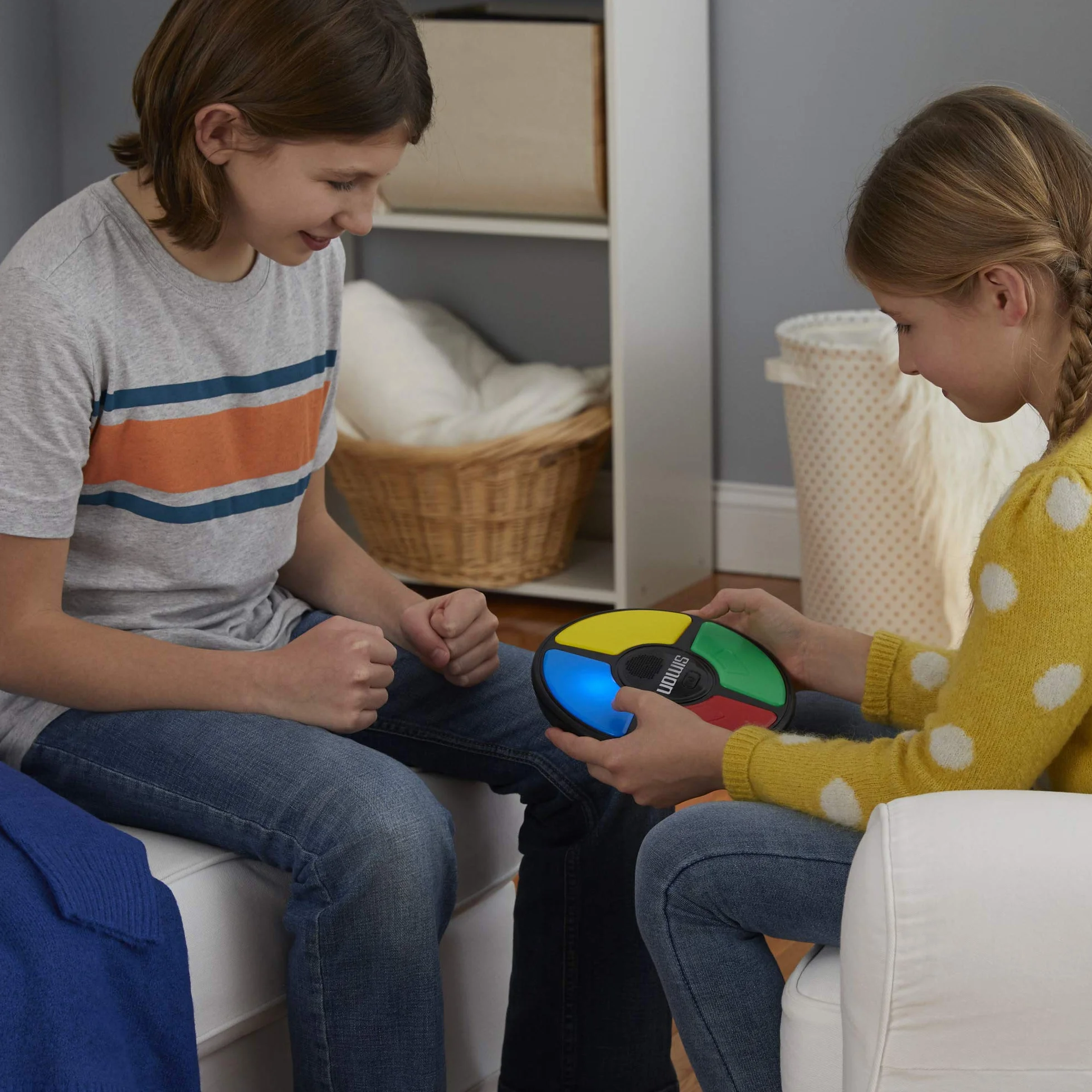 Hasbro Gaming Simon Classic, Gioco da Tavolo Elettronico di Memoria Interattivo, per Bambini e Bambine di 8+ Anni, Giocattolo Portatile con Luci e Suoni per 2 Giocatori