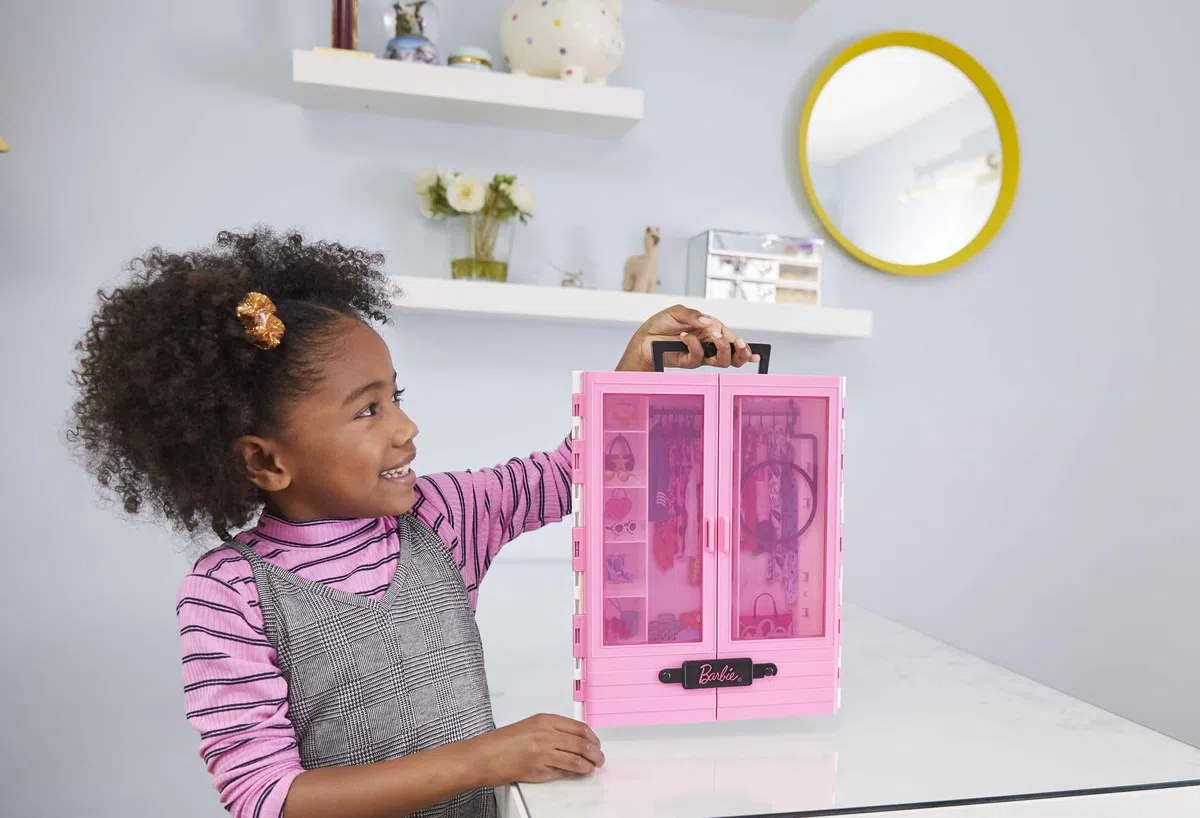 Barbie - Armadio da Sogno Fashionistas, armadio rosa trasportabile con tanti accessori trendy inclusi, sei appendini e tanto spazio per riporre i vestiti, giocattolo per bambini, 3+ anni, GBK11