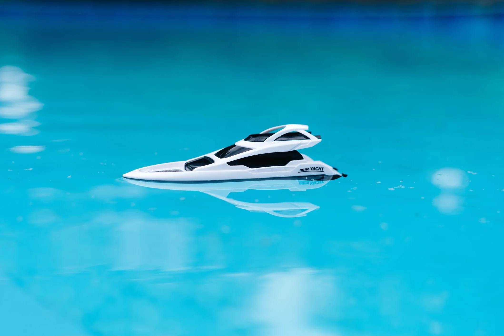 Carson 500108057 Nano Racer Yacht 2.4 GHz - Barca telecomandata, barca RC, barca telecomandata per bambini e adulti, telecomando incluso