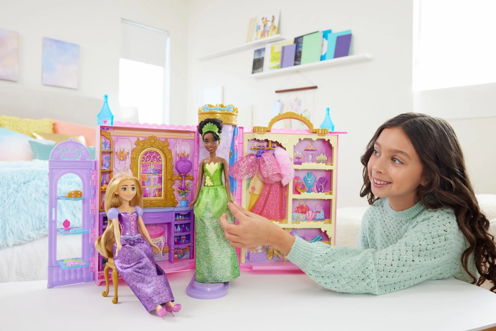 Mattel Disney Princess - Guardaroba da Favola, playset armadio apribile fino a 60cm con 2 abiti e 25 accessori, specchiera, camerino e passerella inclusi, giocattolo per bambini, 3+ anni, HXC20