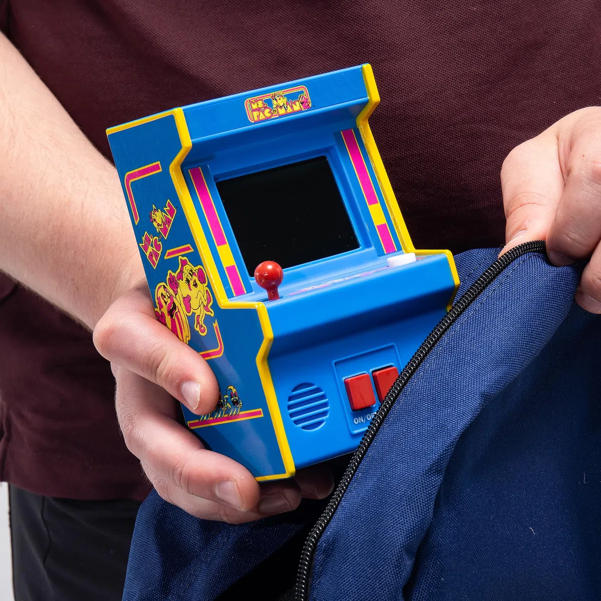 Basic Fun Arcade Classics Ms. Pac-Man - Console da Tavolo Retrò con Schermo TFT