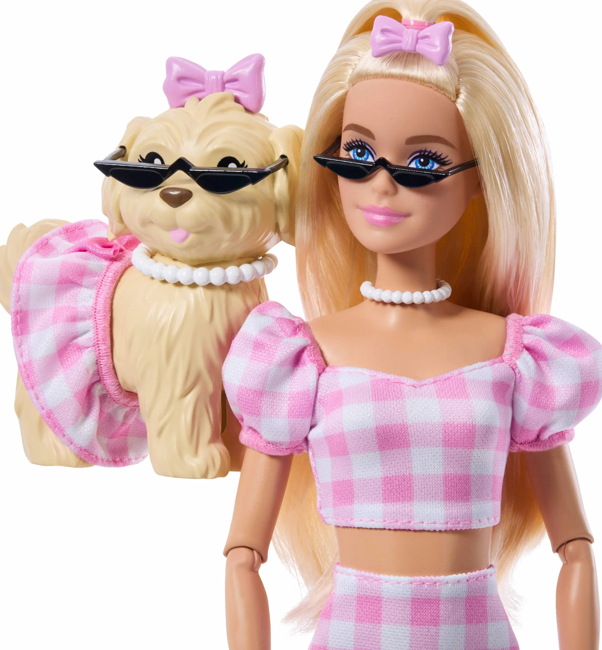 Barbie - Twinning Looks, bambola bionda e cagnolino in abiti rosa a quadretti abbinati, accessori per entrambi, occhiali da sole, collane e fiocchi, giocattolo per bambini, 3+ anni, JFP36