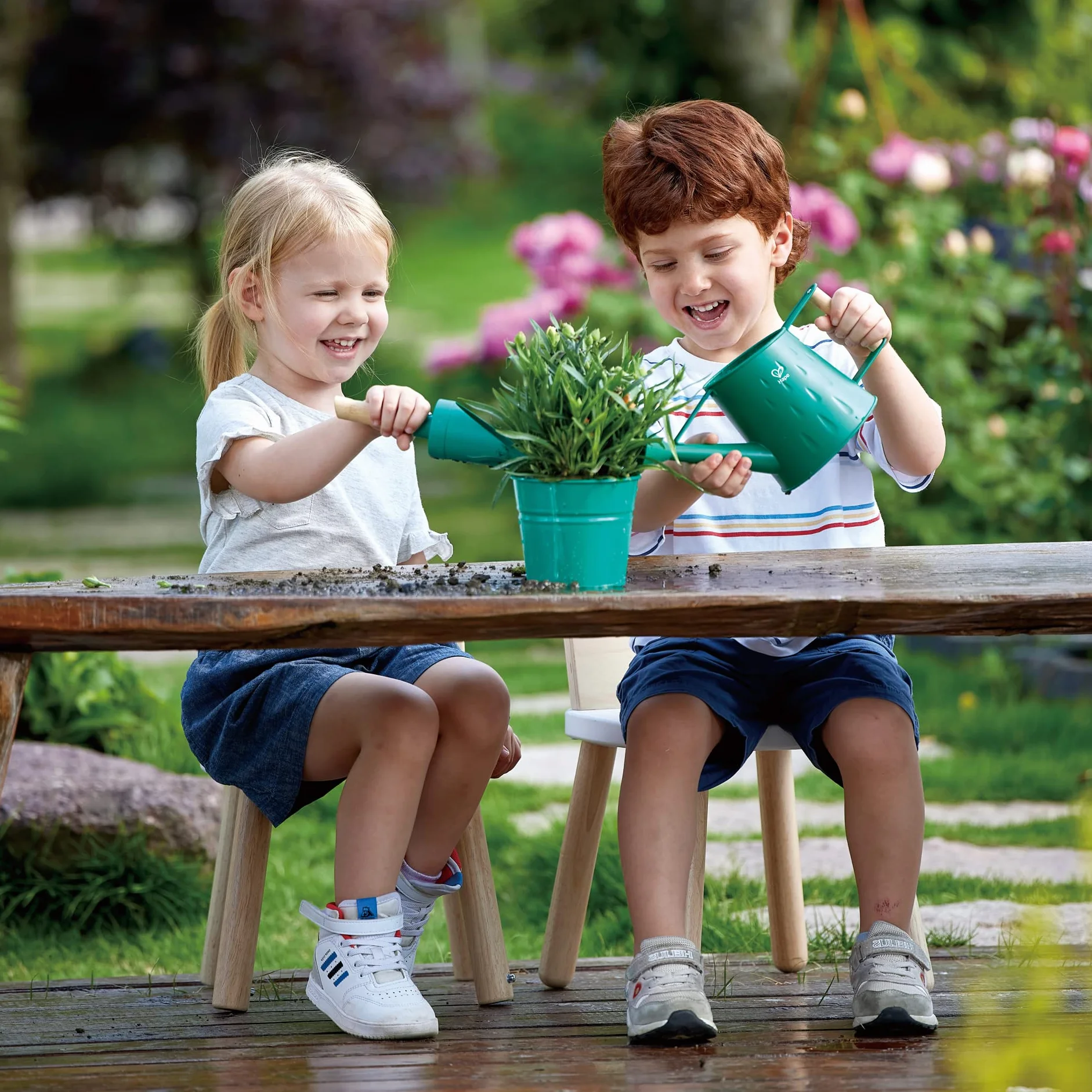 Hape Nature Fun - Set da Giardinaggio: annaffiatoio, spatola, rastrello e minivanga in Ferro e bambù per Piccoli giardinieri dai 4 Anni in su