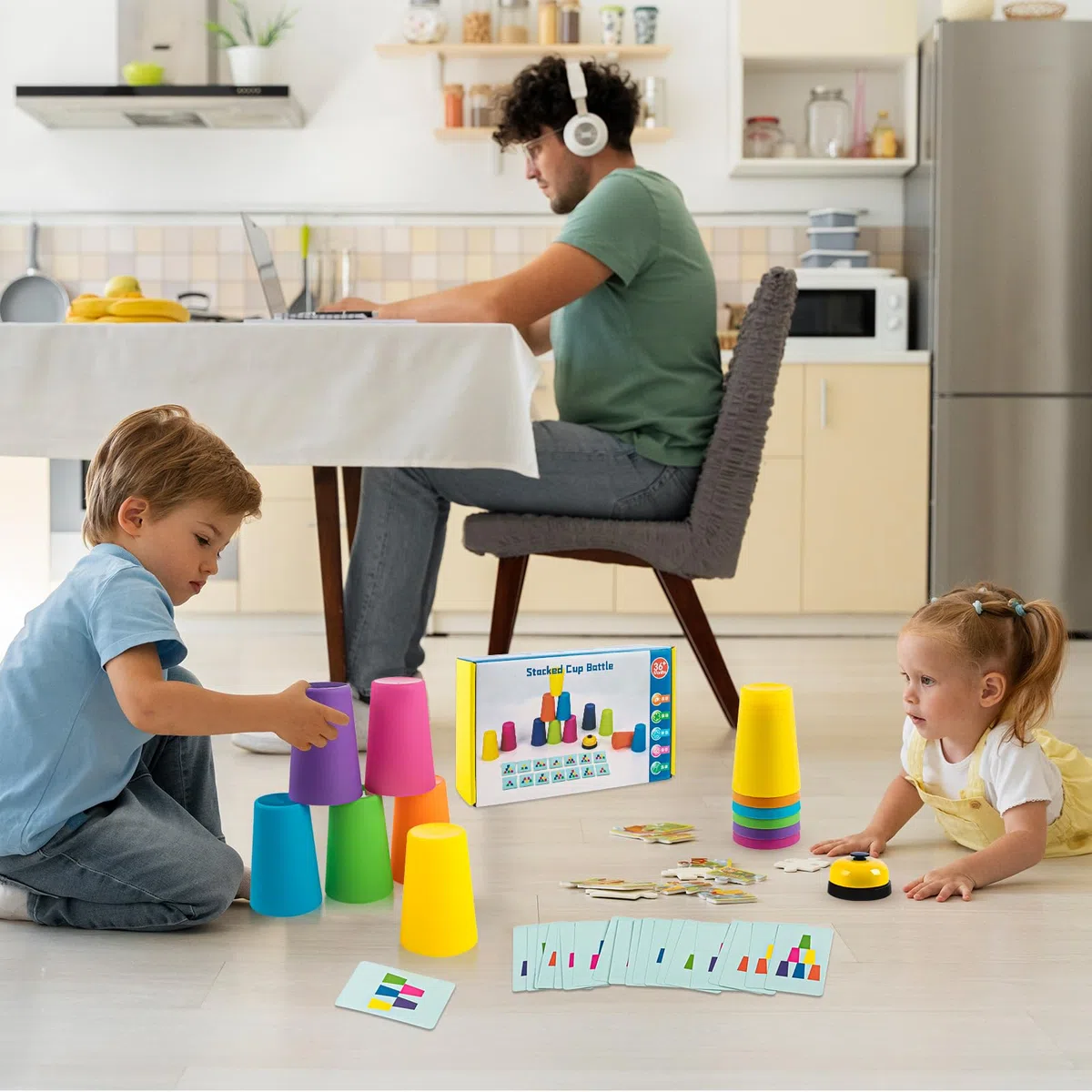 Set di 12 Tazze Sportive Velocità, 50 Carte e 1 Campanella: Gioco di Lancio per Bambini e Adulti, Impilabili, Tazze di Allenamento, Giocattolo per Feste