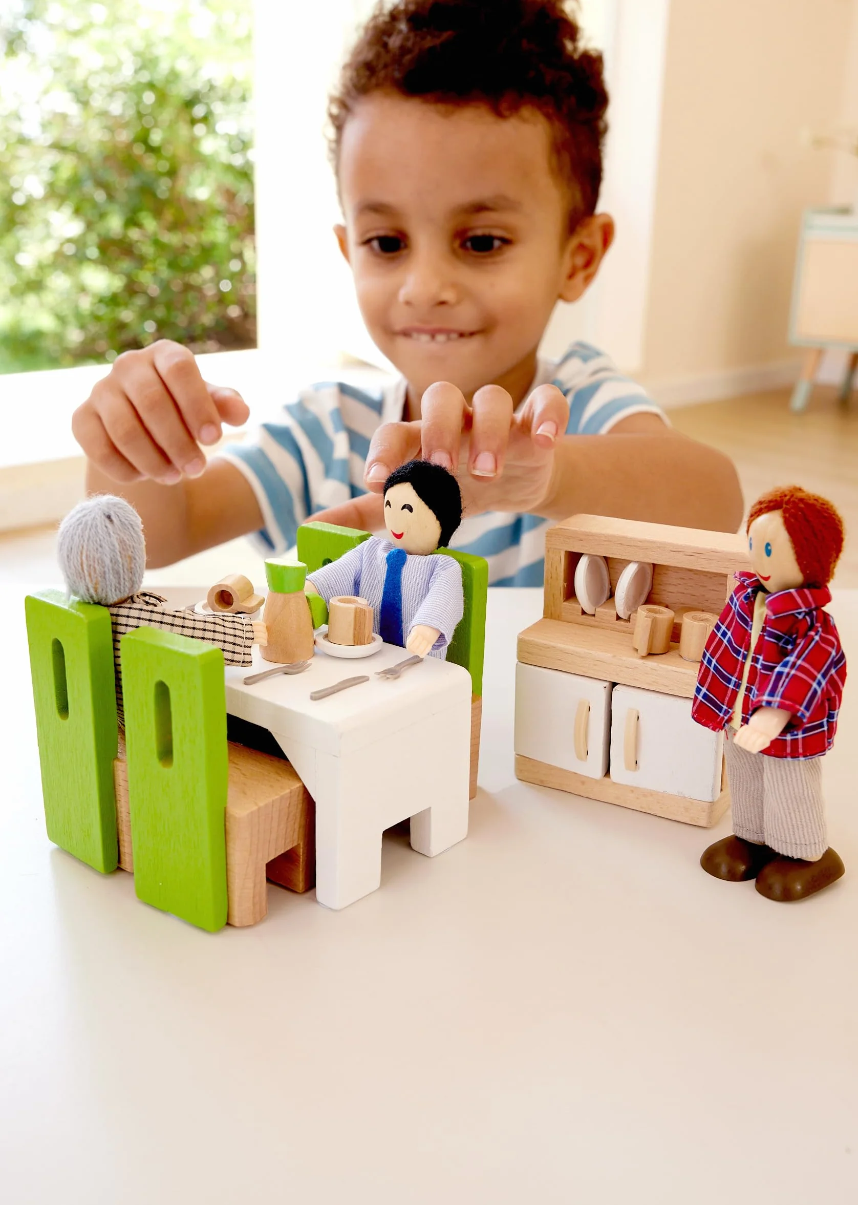 Hape Sala da Pranzo per la casa delle bambole | Mobili in legno in miniatura con piatti e posate | Per gioco di ruolo dai 3 anni