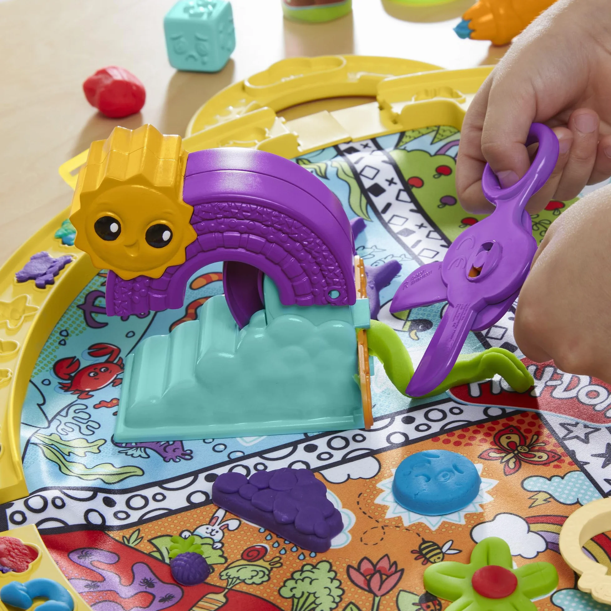Play-Doh Hasbro Tappetino da Gioco Piega e Vai, Set di Plastilina Creativa con 4 Vasetti di Pasta Modellabile e 19 Strumenti, Giocattolo per Bambini e Bambine da 3 Anni in su