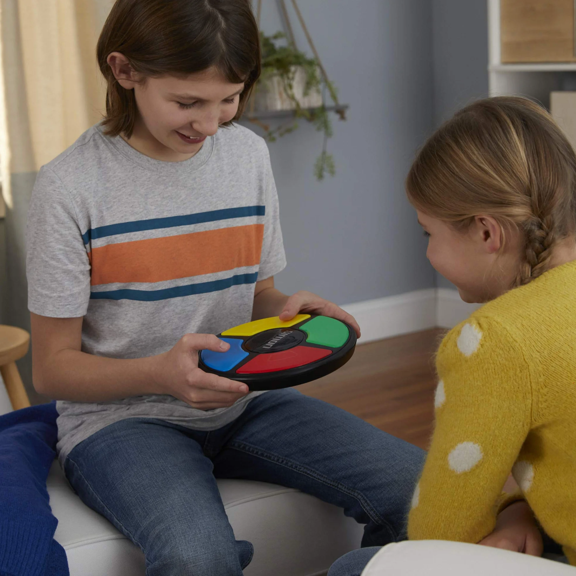 Hasbro Gaming Simon Classic, Gioco da Tavolo Elettronico di Memoria Interattivo, per Bambini e Bambine di 8+ Anni, Giocattolo Portatile con Luci e Suoni per 2 Giocatori