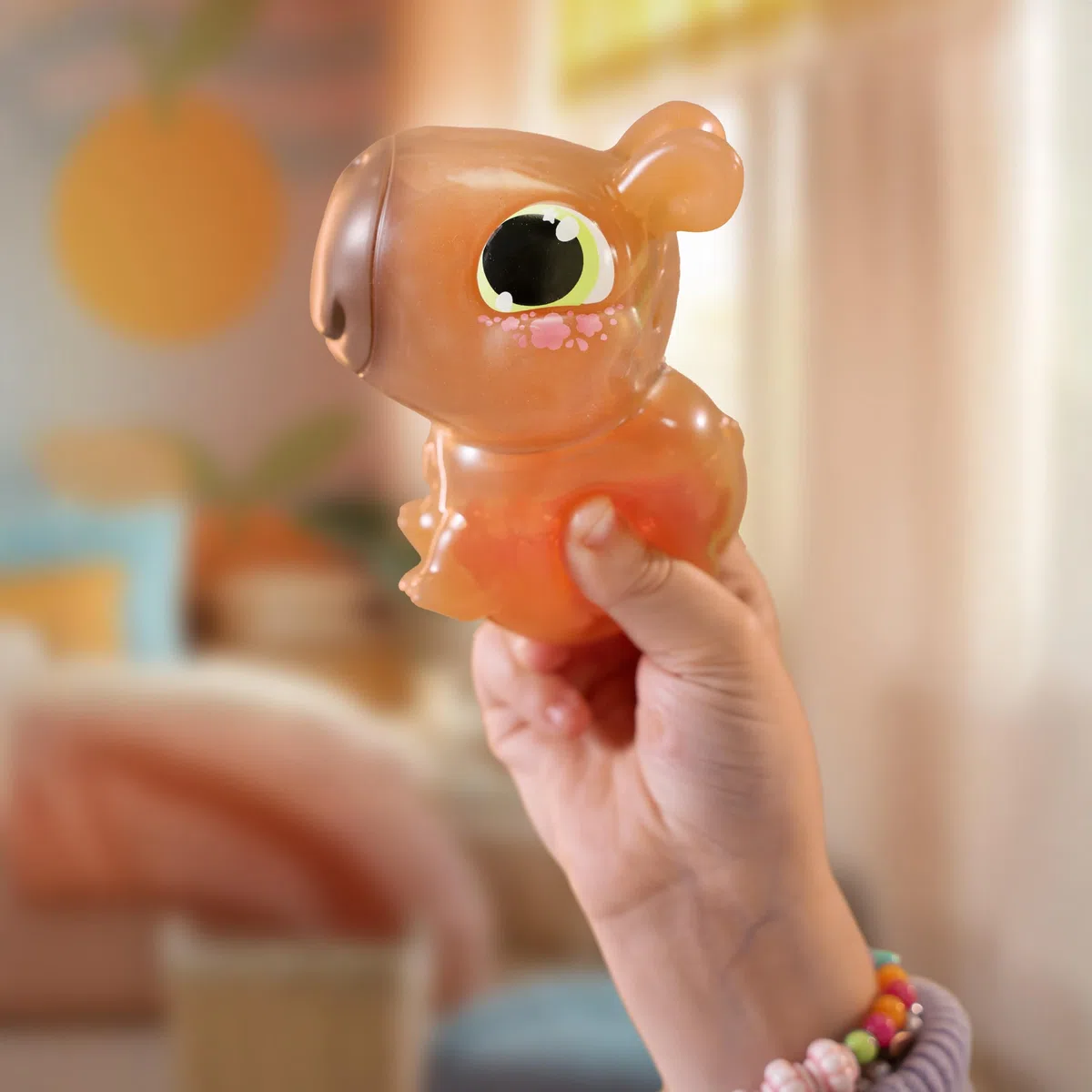 Animagic – Let’s Glo CAPYBARA Marrone - Animale Interattivo & Elettronico Luminoso per Bambini a Partire da 4 Anni - Giocattolo che Brilla nell'Acqua - Capybara Elastico - Giocattolo da Bagno