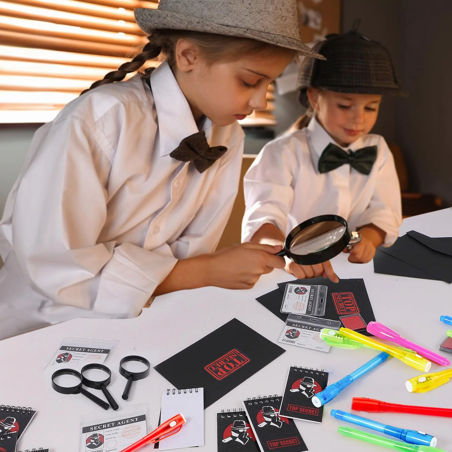 Detective Gadget Compleanno Bambini con Penna invisibile e Taccuino, Carte D'identità Detective, Lente D'Ingrandimento,Tamponi per Impronte Digitali, Kit Spionaggio Gioco Detective per Bambini