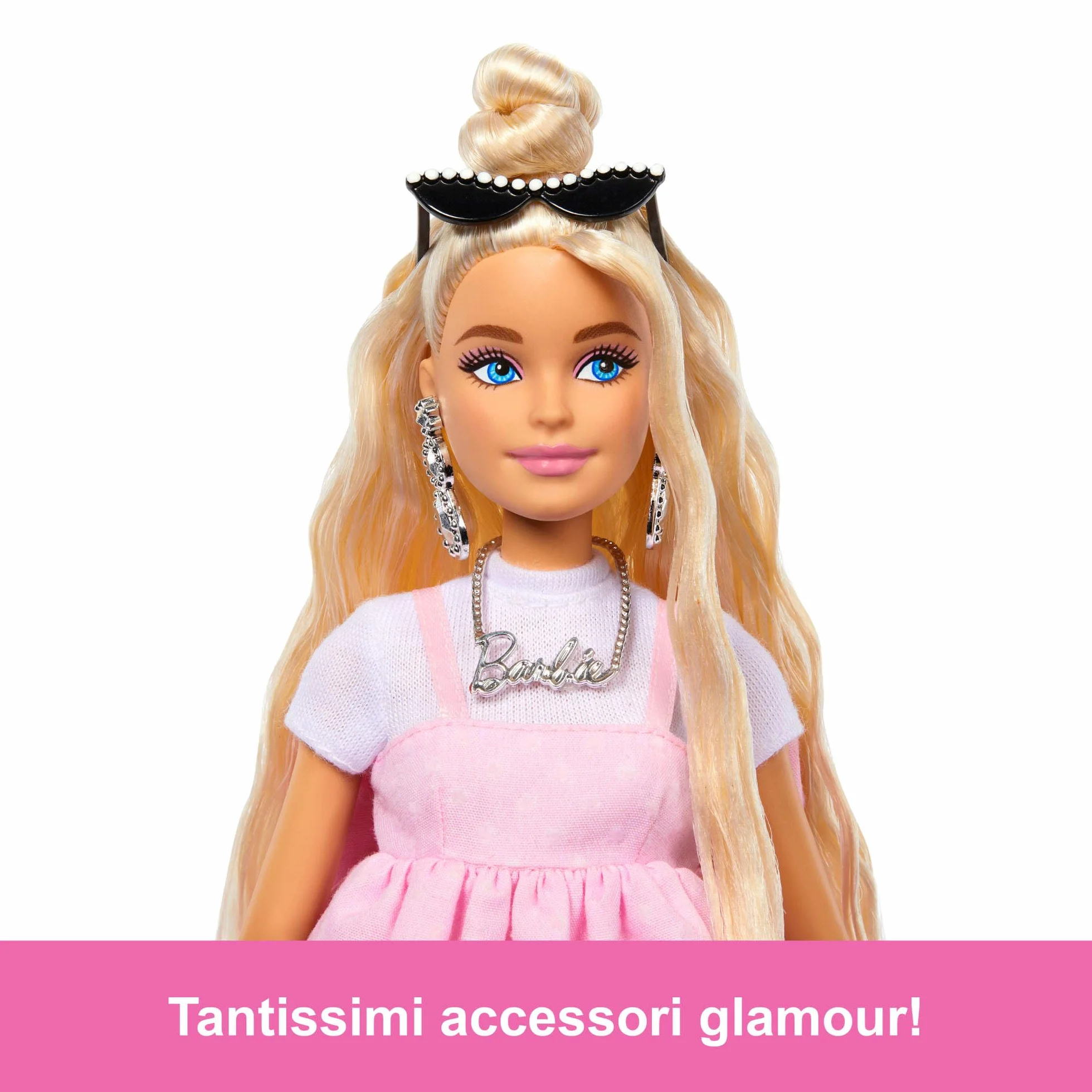 Barbie - Bambola Deluxe Style n.3, con capelli biondi in uno chignon e abito Barbiecore rosa pastello, accessori come fiocco oversize e calze a rete inclusi, giocattolo per bambini, 4+ anni, HYV27