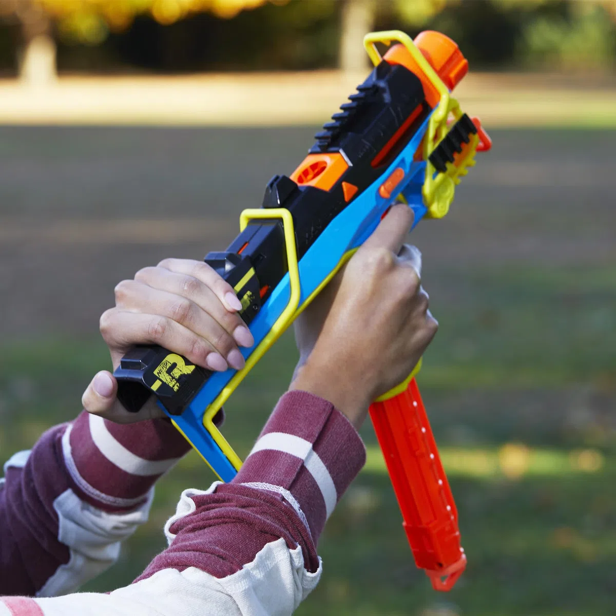 Nerf Rival Mirage XXIV-800, Blaster con 10 pallottole Nerf Rival, 2 modalità di caricamento, caricatore rimovibile da 8 pallottole, adescamento a pompa, adatto come regalo per ragazzi