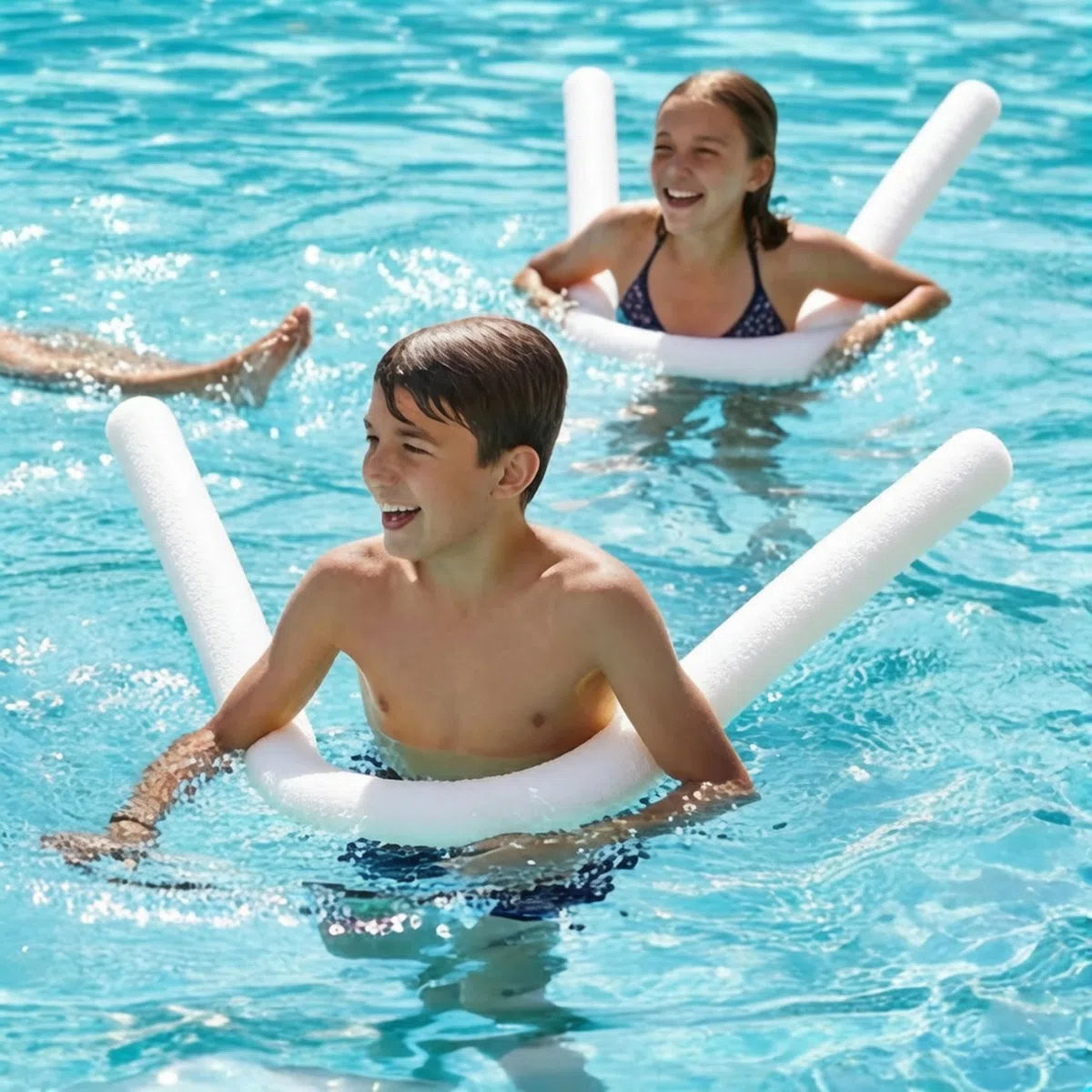 Pool Noodles 2PCS Piscina Bianca Noodle con Foro - Spugna ad Alta densità Antiscivolo Galleggiante Aiuto per il Nuoto per Bambini Attività Acquatiche