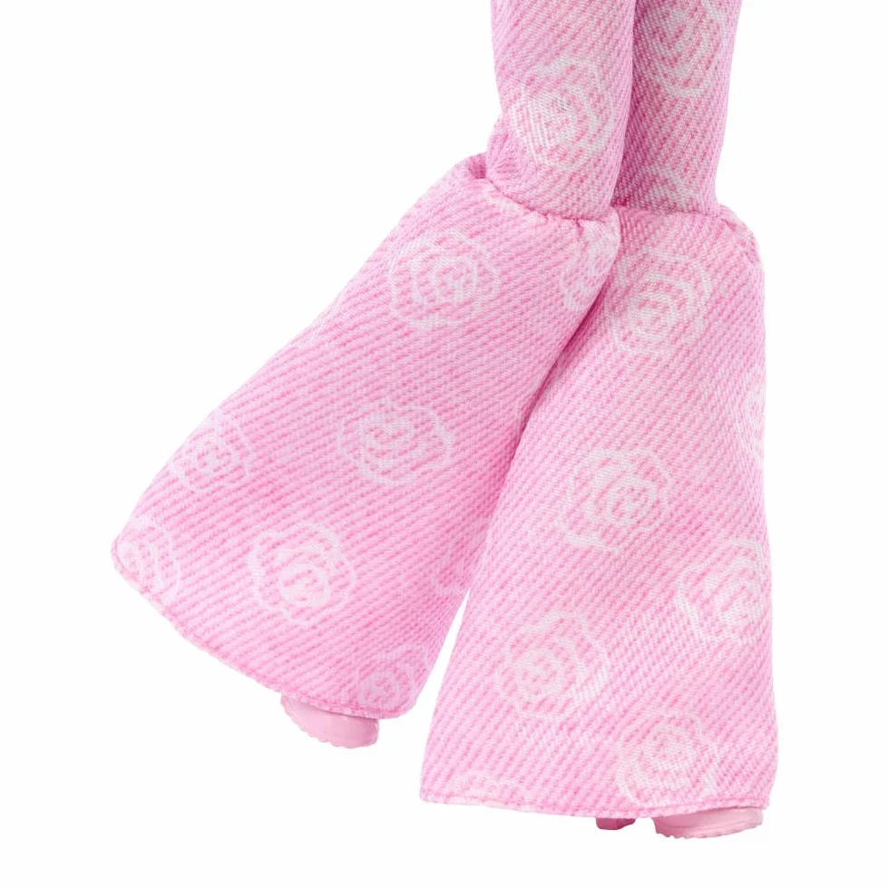 Barbie - Deluxe Style n. 12, bambola dai capelli castani mossi e top in denim rosa, jeans svasati con stampa rosa e accessori come borsa con rose e gioielli, 4+ anni, JJN72