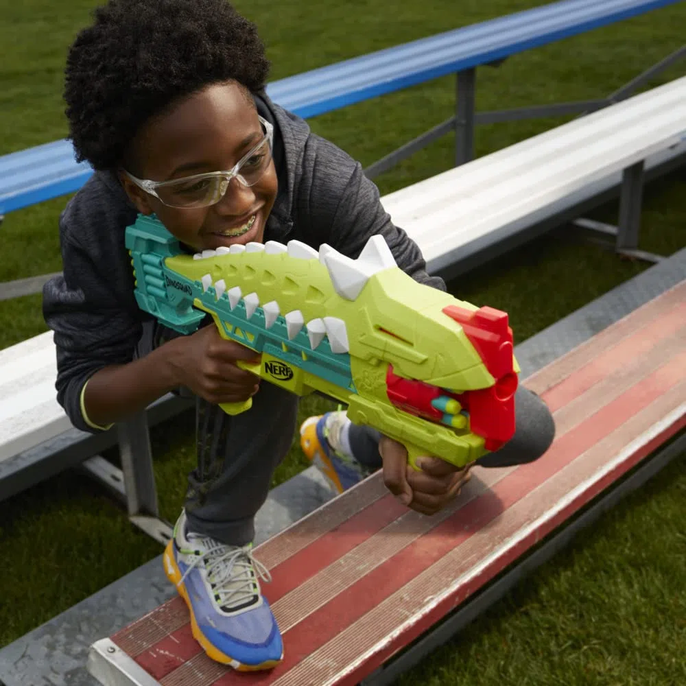 Nerf, blaster DinoSquad Armorstrike, tamburo rotante da 8 dardi, impugnatura sganciabile, 16 dardi Nerf Elite, design da anchilosauro