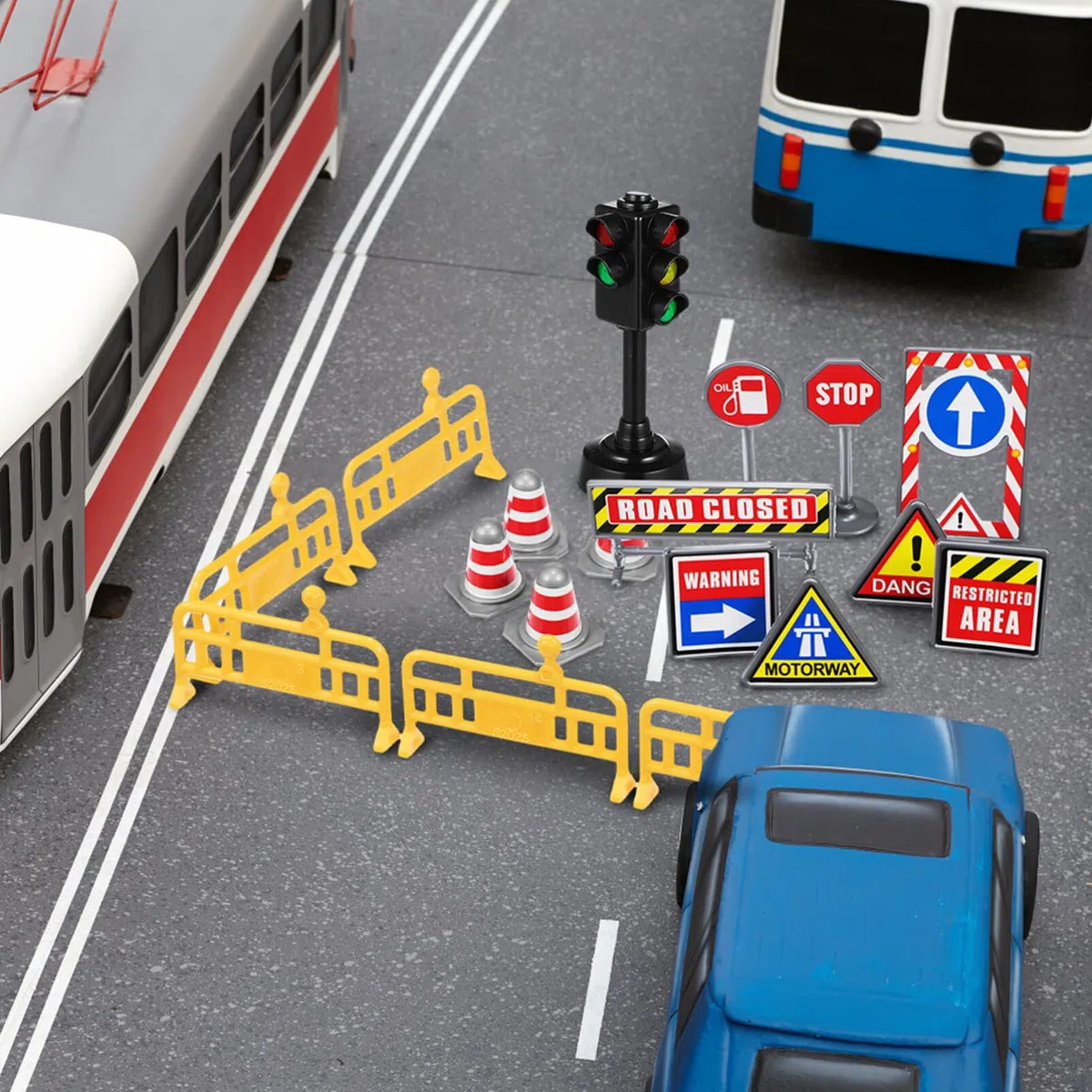 Set di Segnali Stradali Mini per Bambini Include 6 Mini Coni Stradali 12 Segnali Adesivi E 1 Semaforo Giocattoli Educativi per Insegnare Le Regole del Traffico