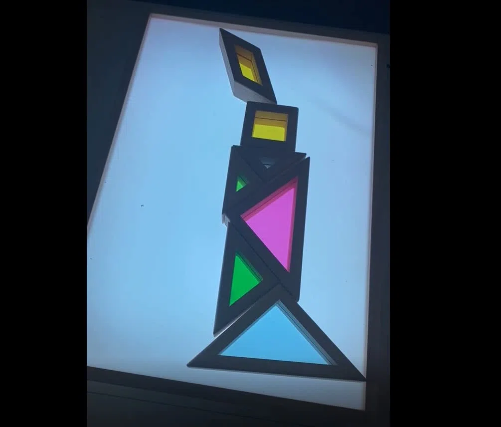 BOHS Tangram Traslucido con Carte Attività Multilingue - Spessore 1 pollice - Blocco Modello Regalo Prescolare - Puzzle da Tavolo Luminoso/Giocattoli con Finestra