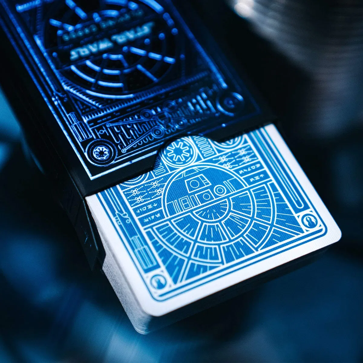 SYNCSPIKE Carte da Gioco di Star Wars e Carte protettive Trasparenti, Mazzo di Carte da Gioco Premium – goffrate e Stampate in Alluminio