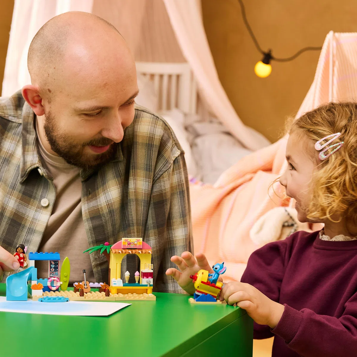 LEGO | Disney Divertimento in Spiaggia con Lilo e Stitch - Giochi Didattici con 2 Negozi, Giostra a Forma di Astronave e 2 Minifigure - Set Montessori - Regalo per Bambine e Bambini da 4 Anni - 43280