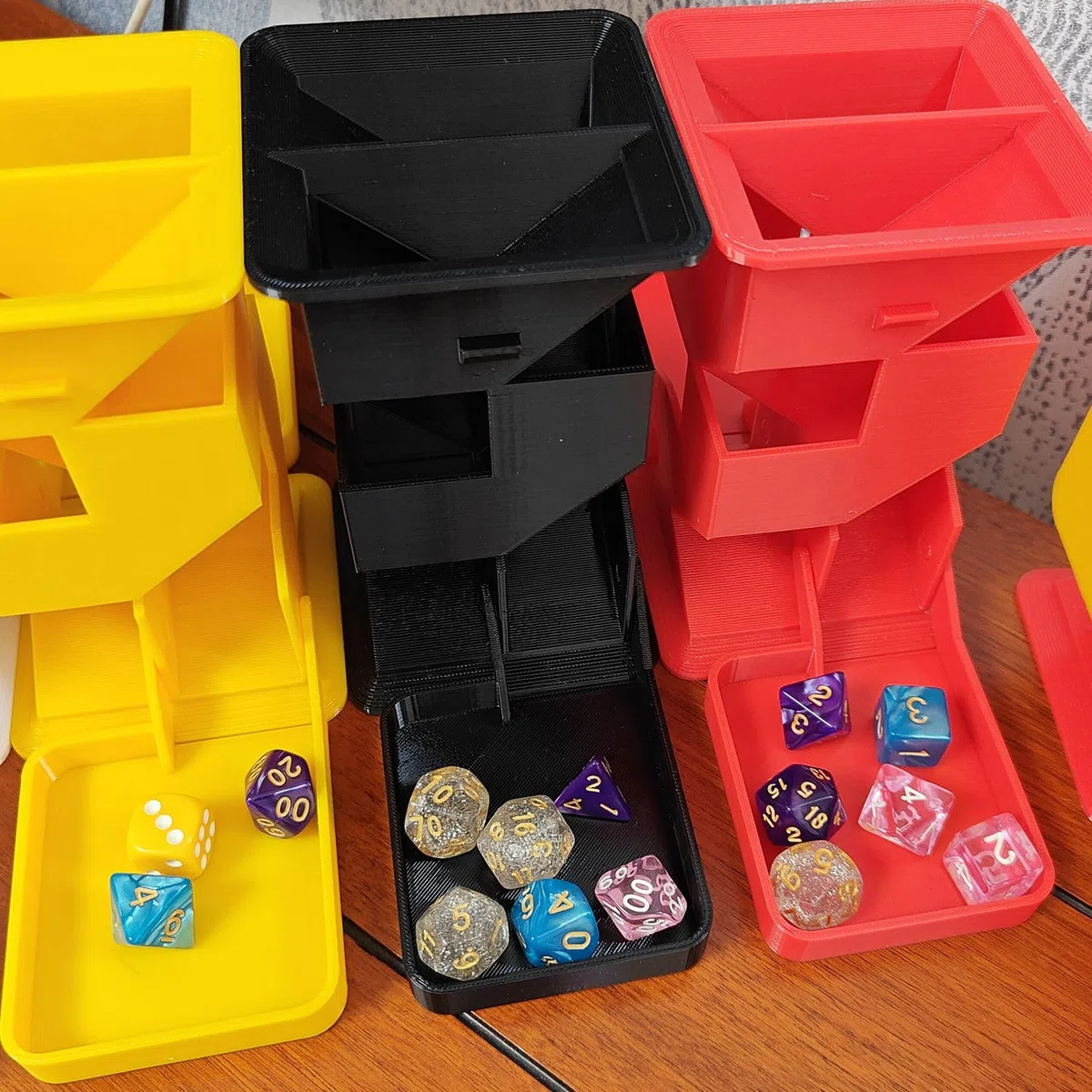 Torre di dadi pieghevole con doppio vassoio, portatile, stampa 3D, torre pieghevole per dadi DND per draghi e dungeon, giochi di ruolo da tavolo, giallo